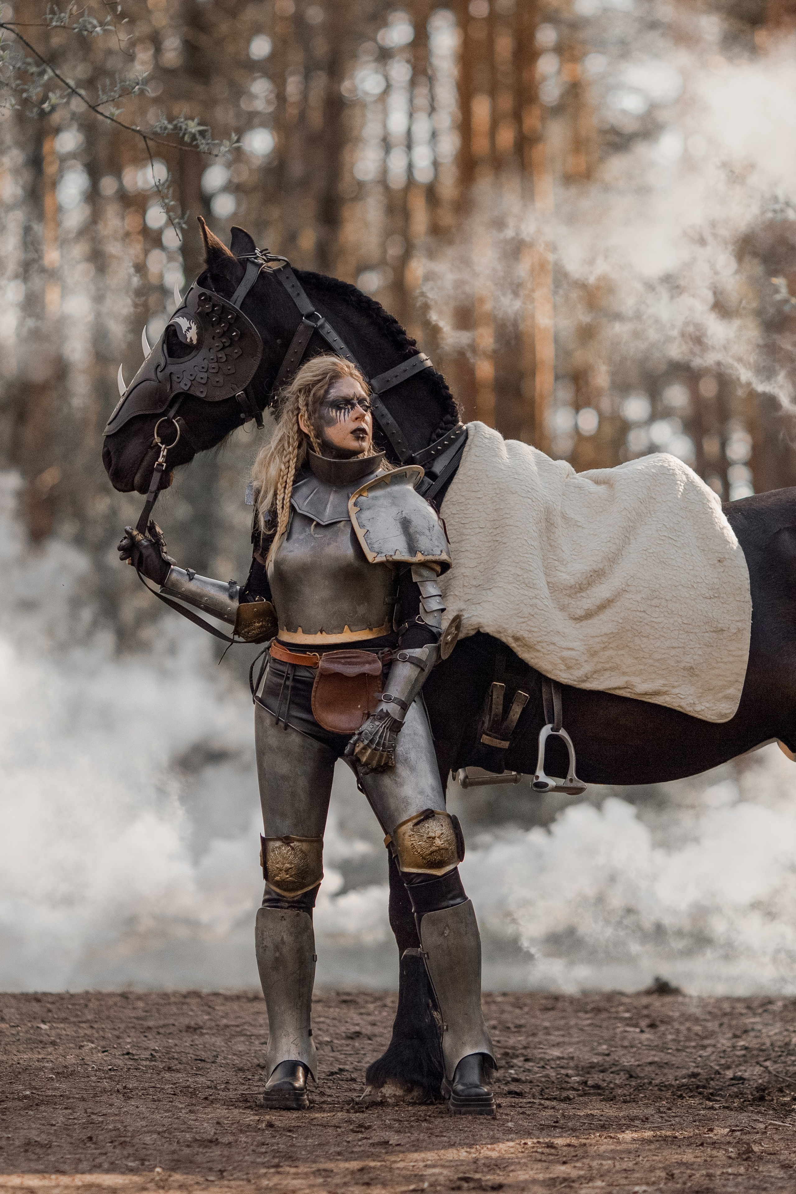 Фотосессия в рыцарских доспехах с лошадью