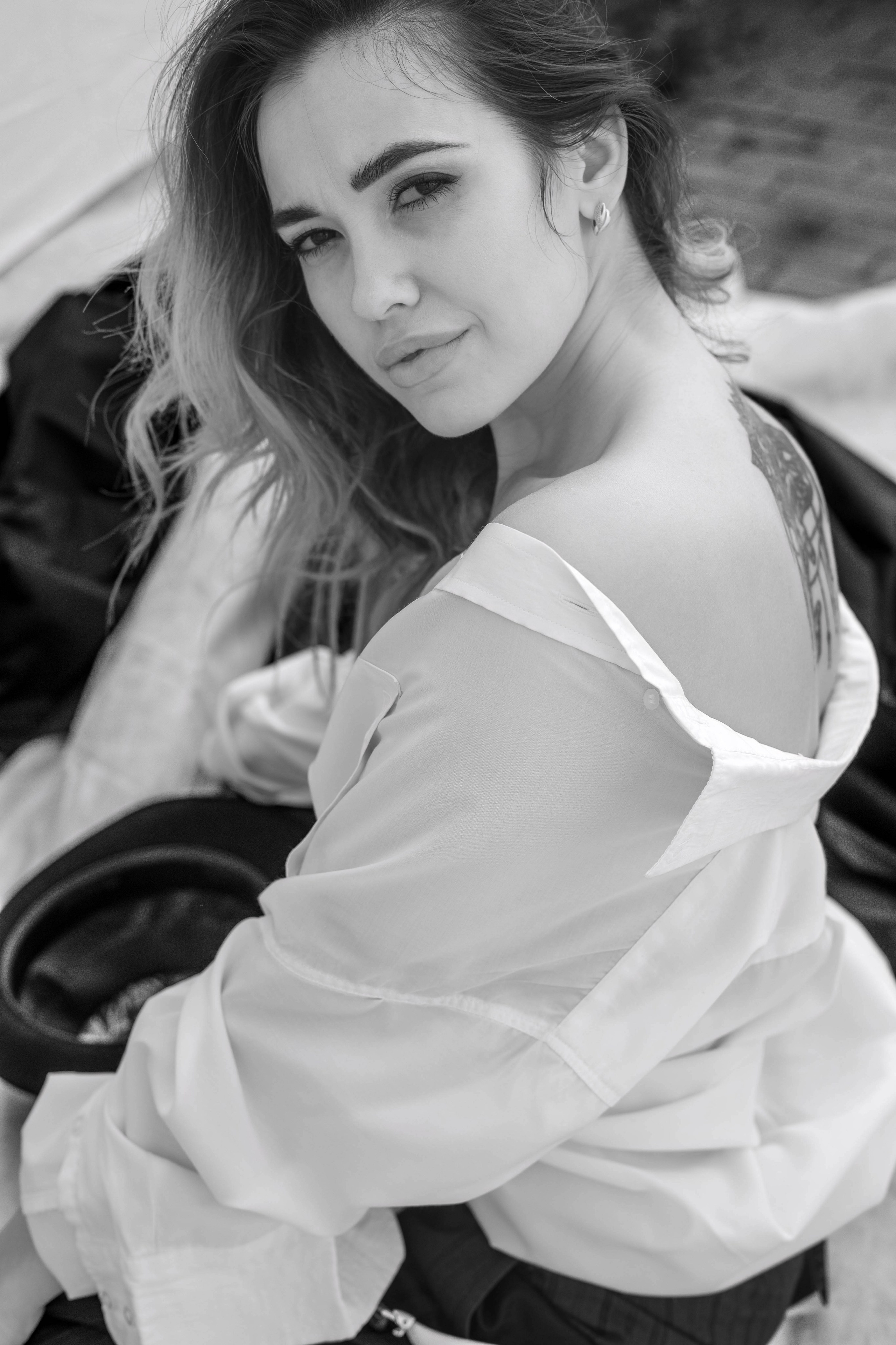 Монохромная фотография девушки в мужском костюме застилает взгляд зрителя элегантностью и изяществом. Одновременно сдержанная и провокационная, девушка в этой фотографии иллюстрирует вечную борьбу противоположностей, создавая потрясающе харизматичный образ. Екатеринбург фотосессии  Автор фотограф: Додров. Ph: dodrov.