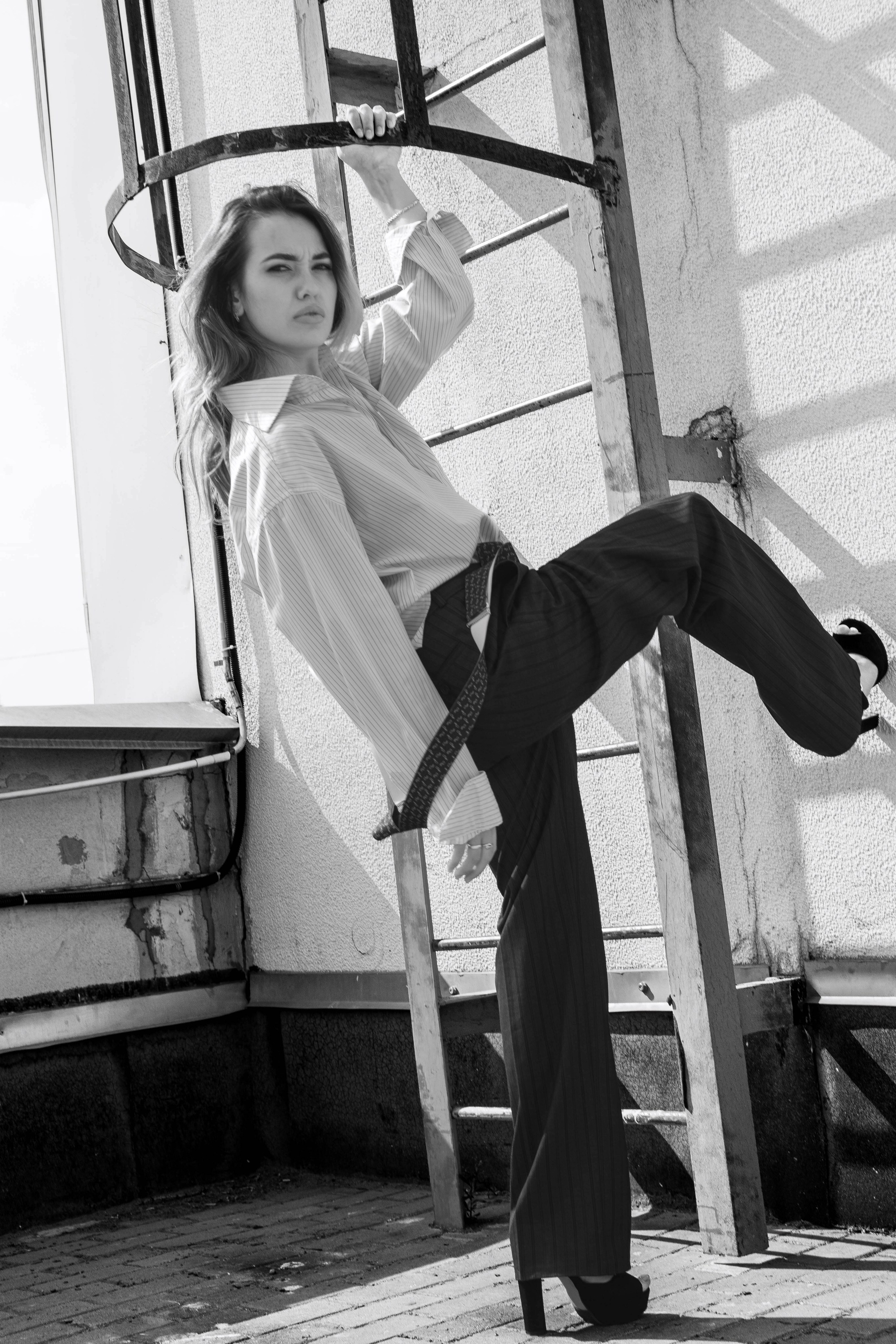 Монохромная фотография девушки в мужском костюме застилает взгляд зрителя элегантностью и изяществом. Одновременно сдержанная и провокационная, девушка в этой фотографии иллюстрирует вечную борьбу противоположностей, создавая потрясающе харизматичный образ. Екатеринбург фотосессии  Автор фотограф: Додров. Ph: dodrov.