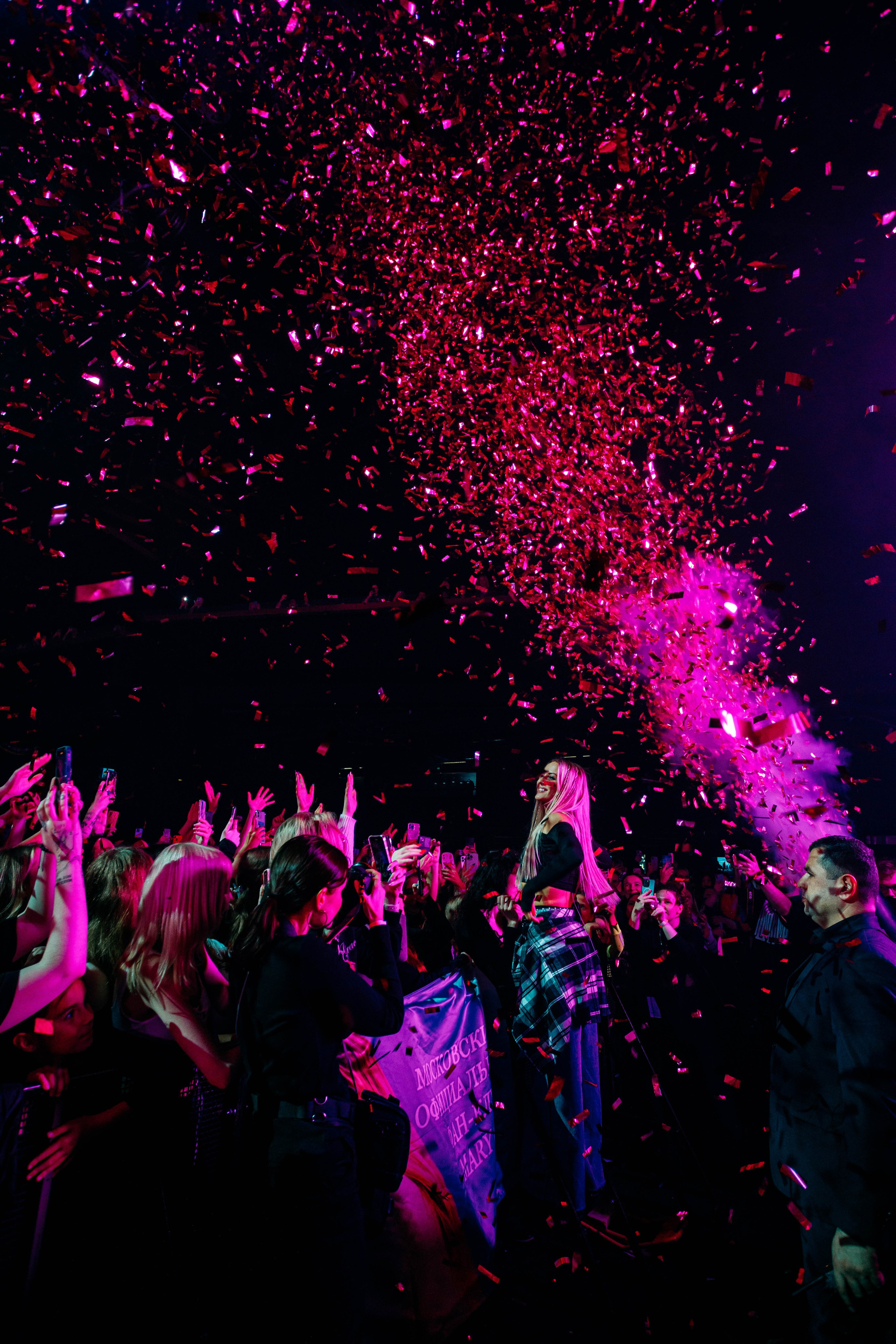 КОСИЧКИ ОТРЕЗАЛА И СОБРАЛА СТАДИУМ