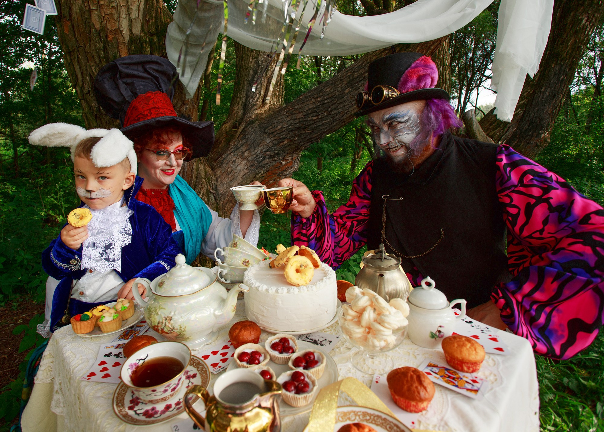 Семейная фотосессия «Безумное чаепитие». Необычные портретные фотосессии под ключ в Москве