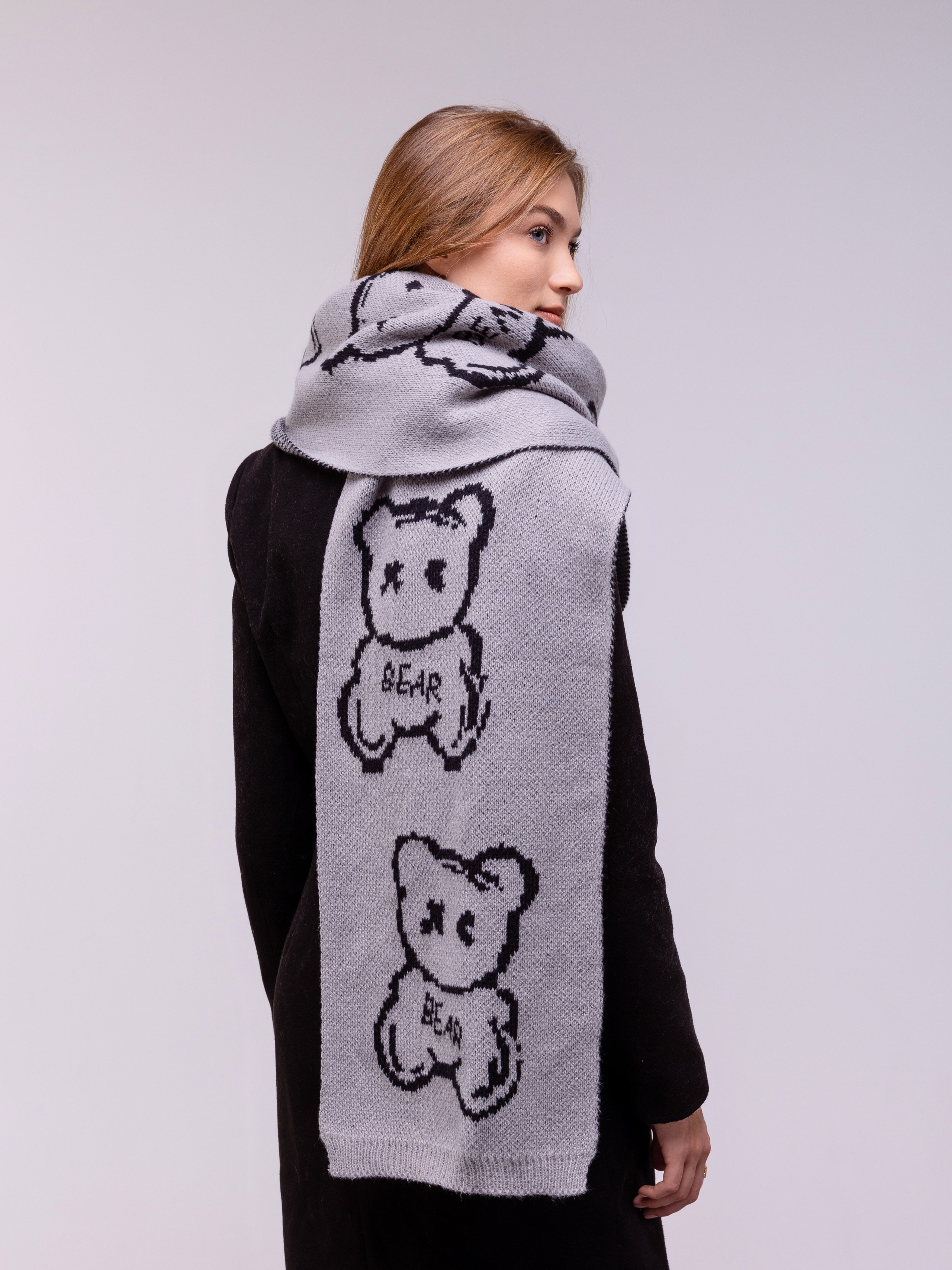 Палантин с аппликациями животных  Спускается по спине. 