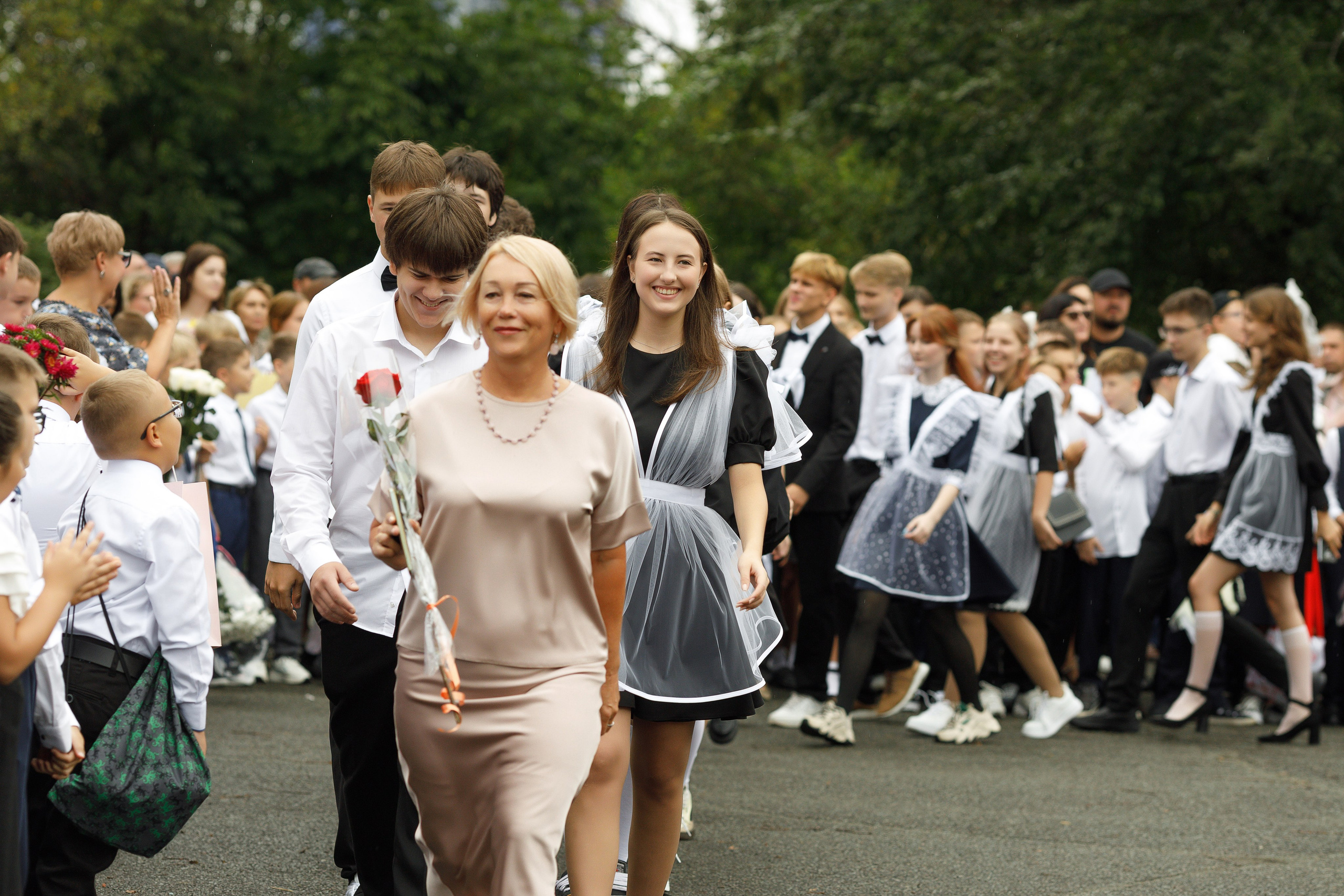 Линейка 11 клас Гимназия Артём. Photoalbum-vl.ru