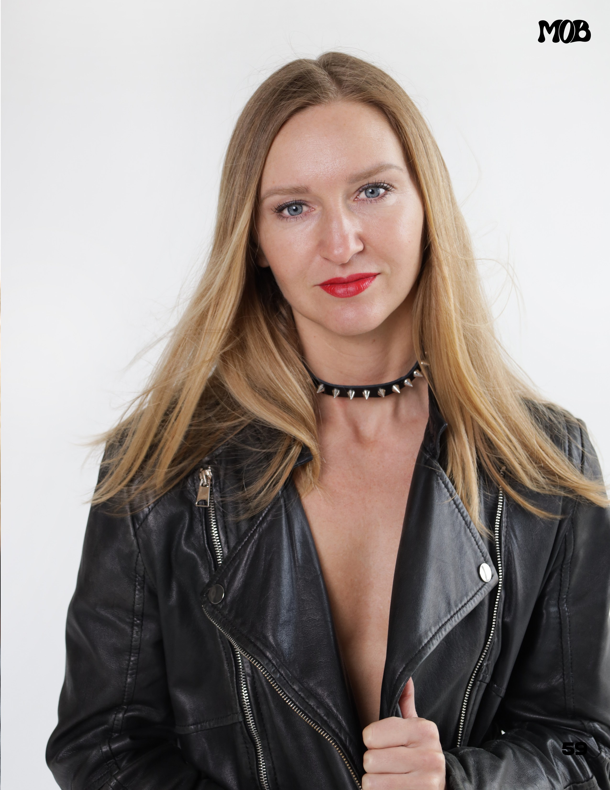 Публикация в журнале MOB портрет девушки в косухе и кожаном чокере