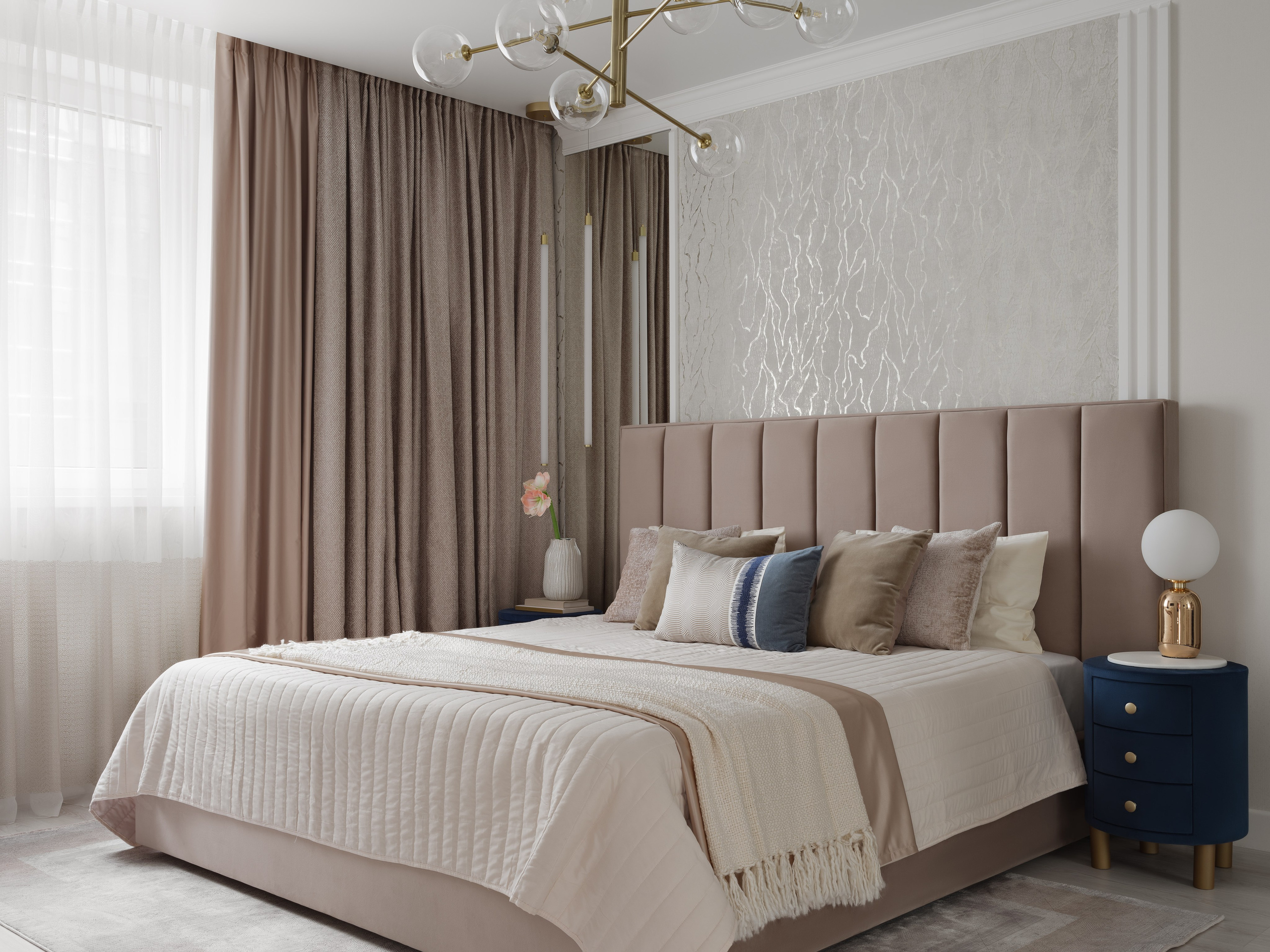 Интерьер спальни в современном стиле с мягким изголовьем, золотыми акцентами и элегантным текстилем, уют и стиль, фото дизайнера Ольги Рубченко, стилиста Екатерины Ракитиной и фотографа Сергея Денисенко.