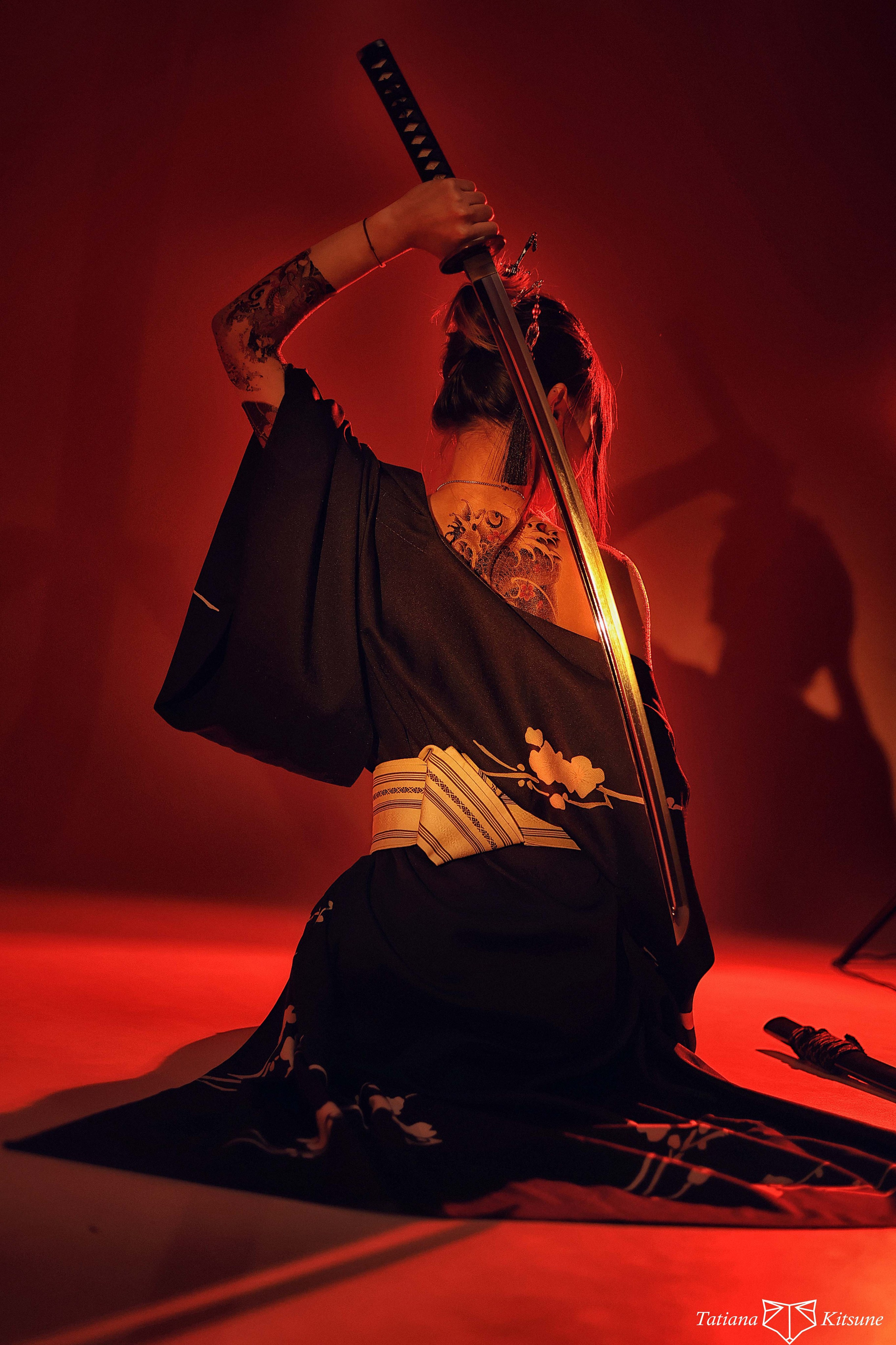 жена якудзы , якудза , япония, японские татуировки, фотосессия в стиле якудзы, японская фотосессия, образ якудзы, образ жены якудзы, япония, катана, онаоябун, онна-оябун, женщина с мечом