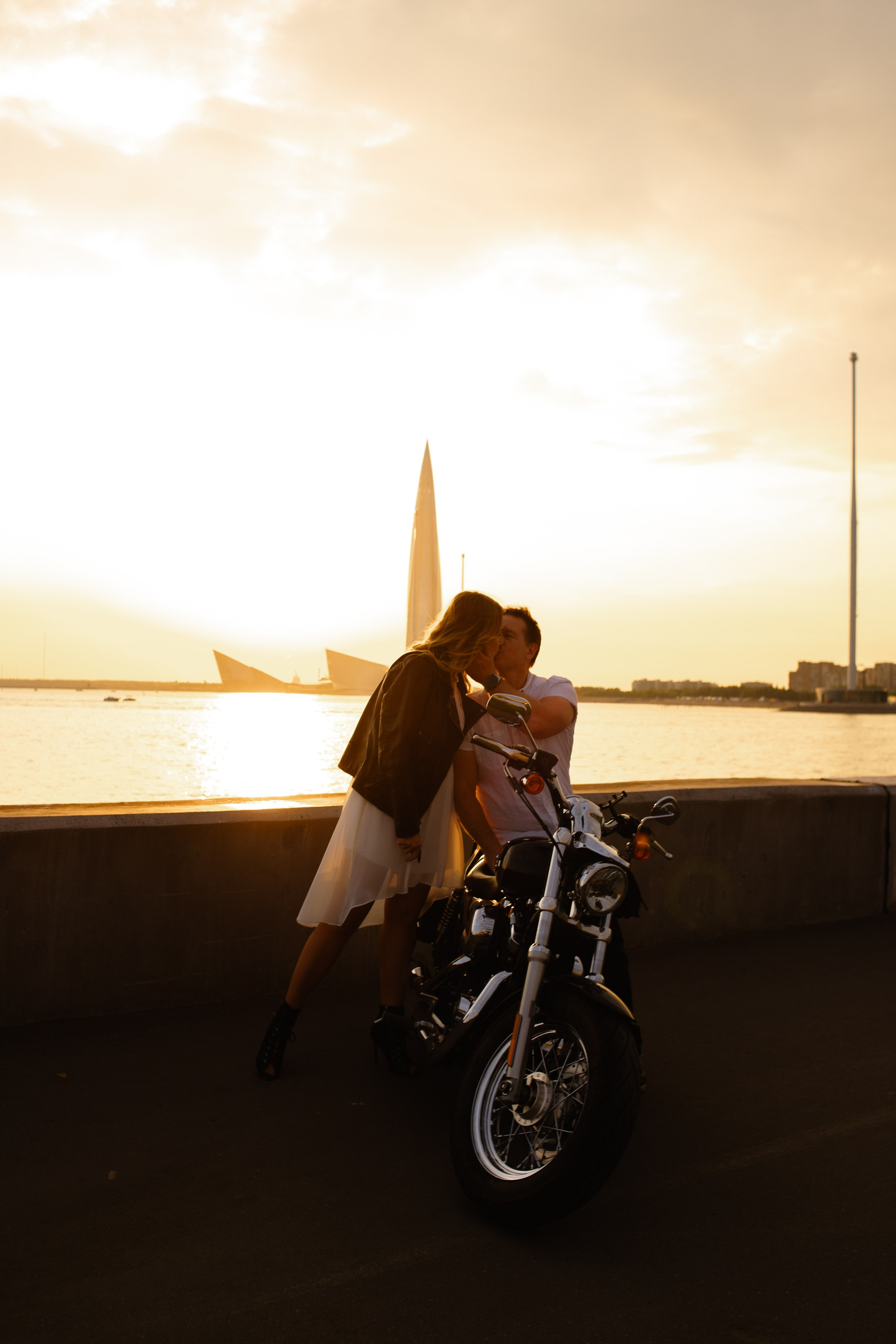 Фотосессия Love story Лахта на закате с мотоциклом. Фотограф в Санкт-Петербурге, Анна Скворцова