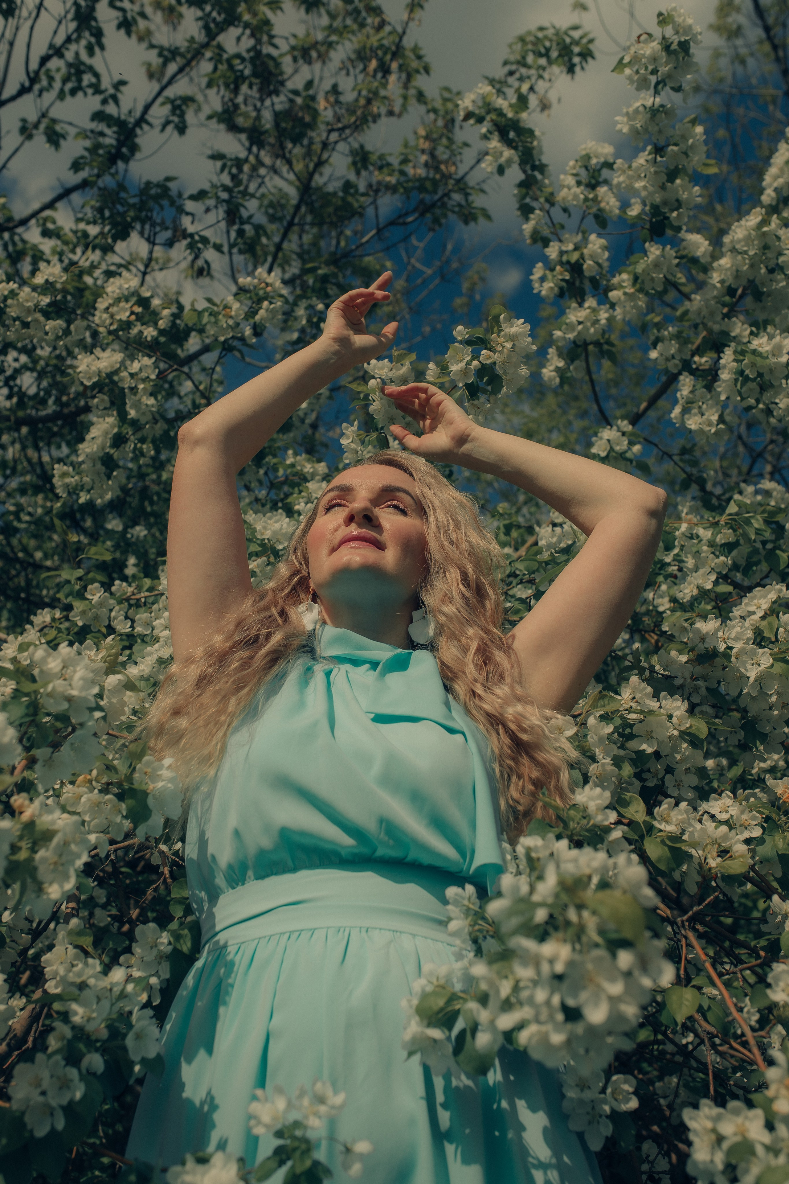 Маргарита в цветущих яблонях. Фотограф в Челябинске Филимонова Дарья