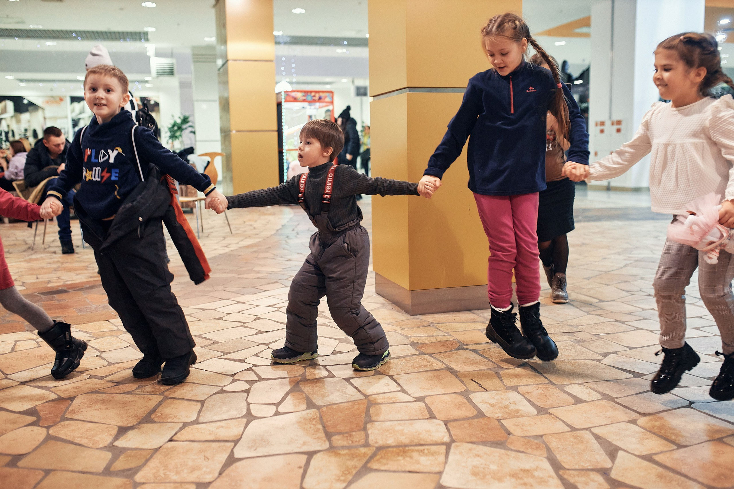 Детский новогодний праздник в ТЦ Июнь. Семейный и репортажной фотограф в Красноярске и Москве Виктор Бабинцев