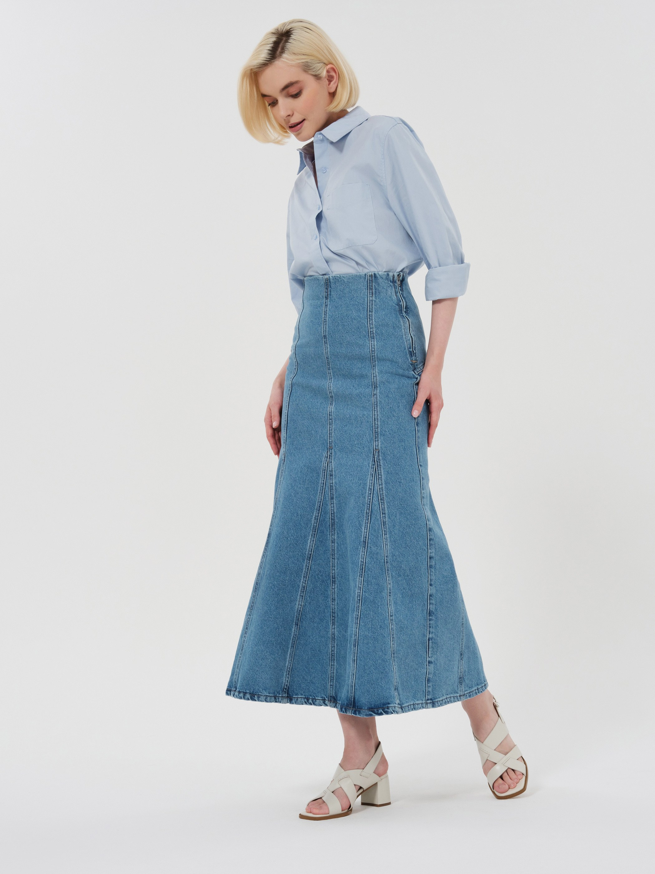 Женщина в длинной юбке и светлой рубашке