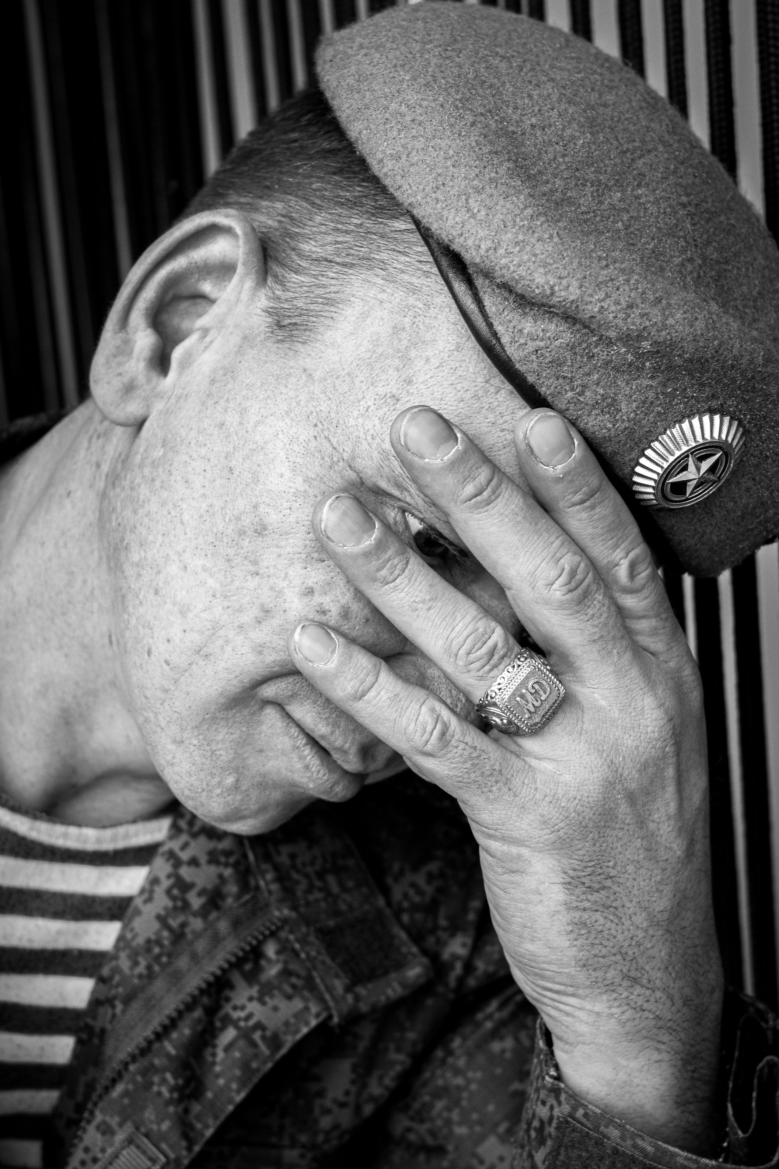 Мой герой Дмитрий, пережил серьезное ранение, учится заново ходить, говорить, читать