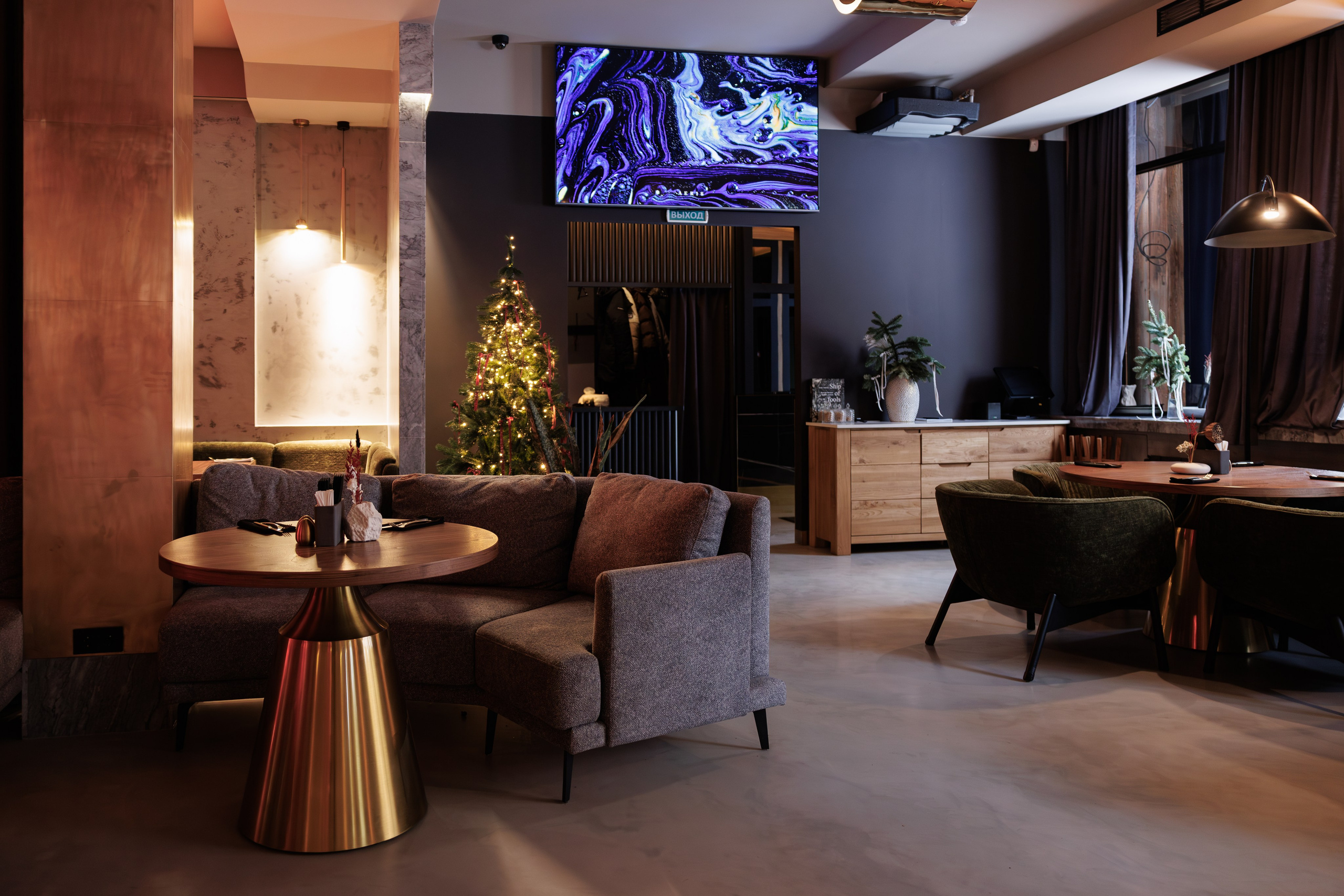 Фотограф для интерьерной съемки ресторана. Контент для бизнеса в Екатеринбурге Полдень Медиа