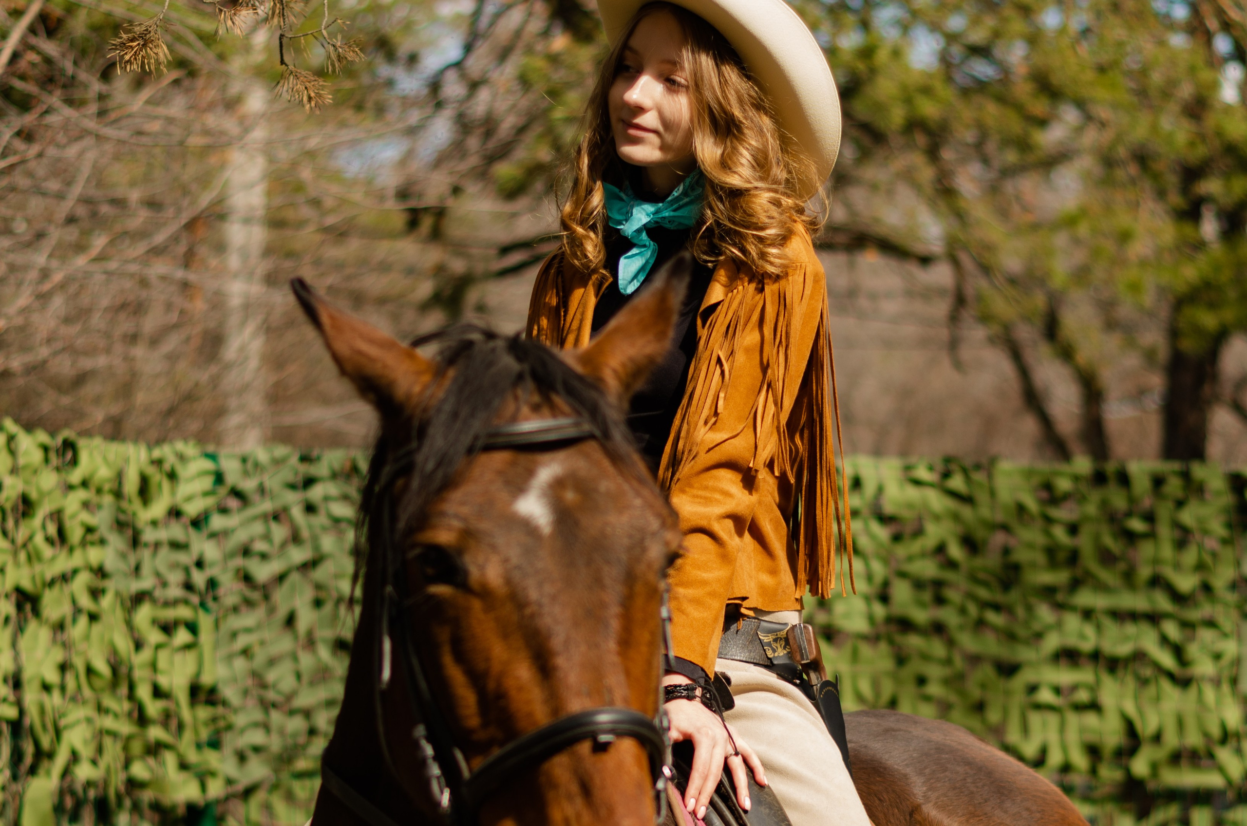 Ковбойская девчонка. Фотограф Марина Доглядная Челябинск фотосессии с лошадьми, мотоциклами
