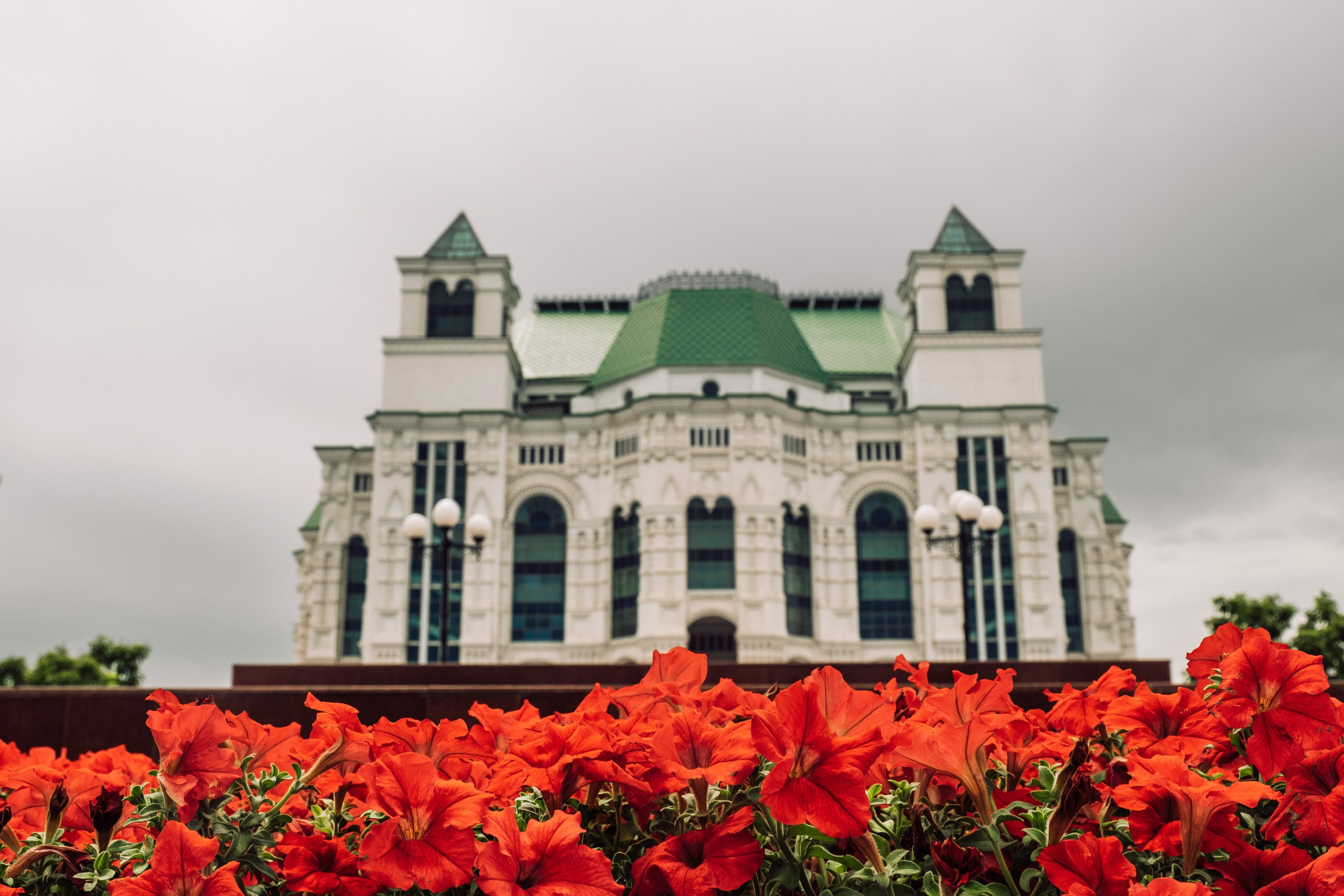 Театральный парк перед дождем. Фотограф Анатолий Деникин