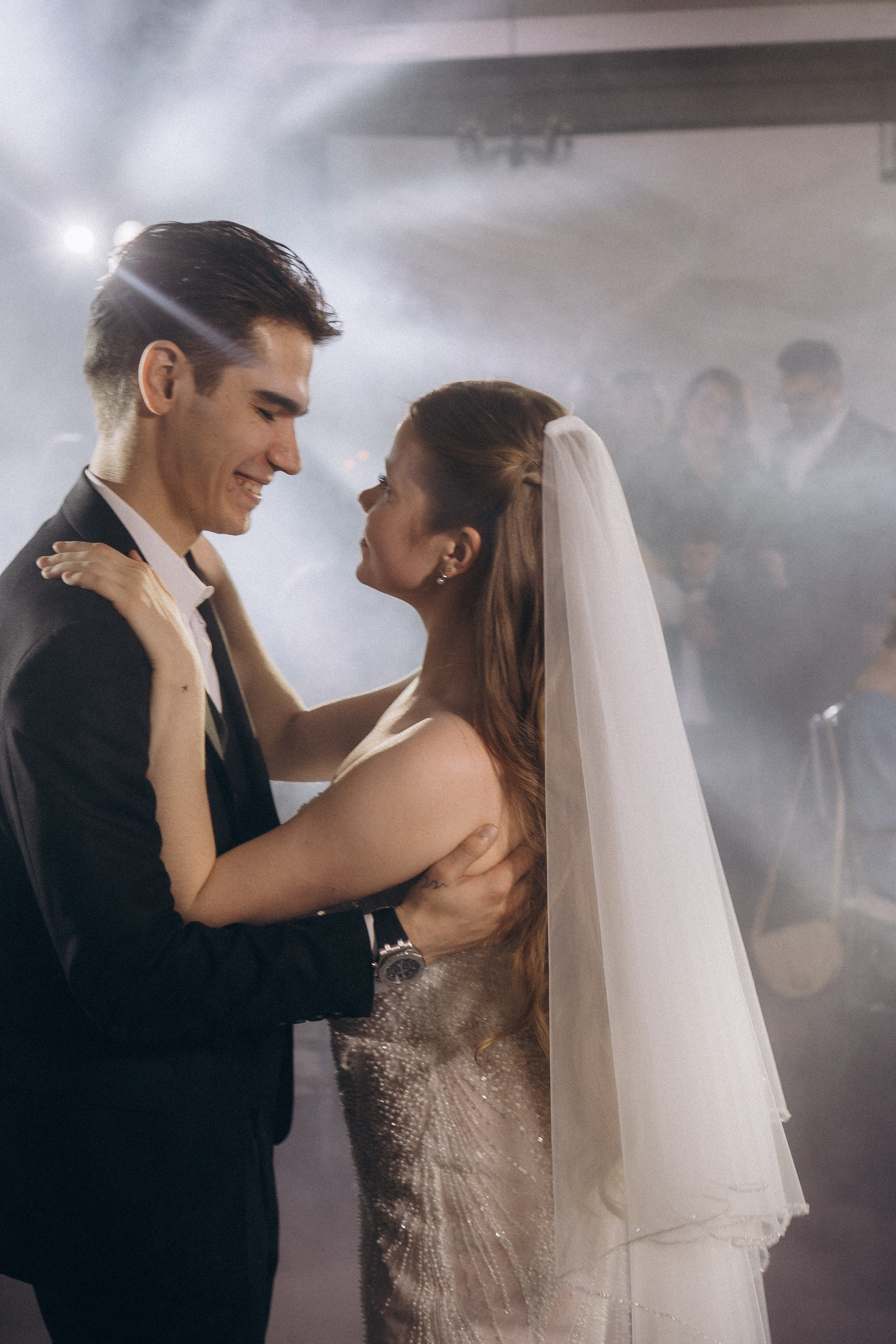 ПЕРВЫЙ ТАНЕЦ МОЛОДЫХ НА БАНКЕТЕ. ТРОГАТЕЛЬНЫЙ МОМЕНТ (СНЯТО В СИБИРЕ В НИЖНЕВАРТОВСКЕ). Профессиональный фотограф, Санкт-Петербург — Виктория Богомолова