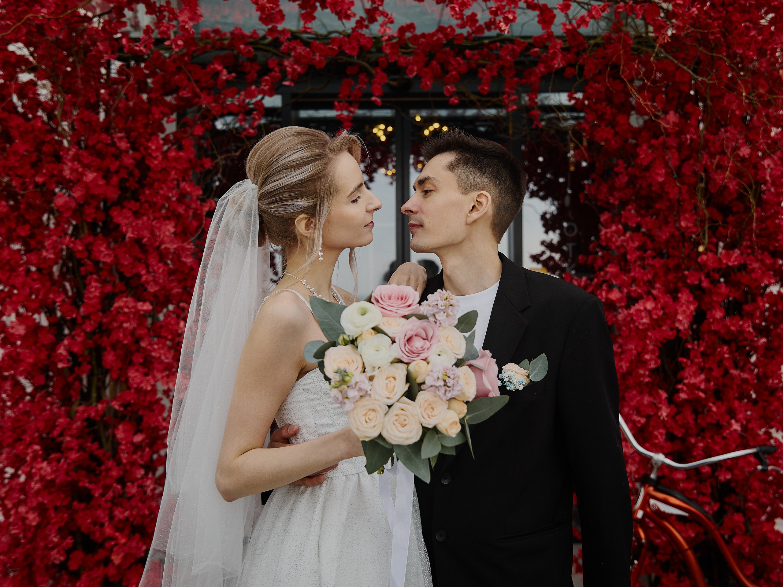 Свадебная фотосессия на белой набережной города Анапа