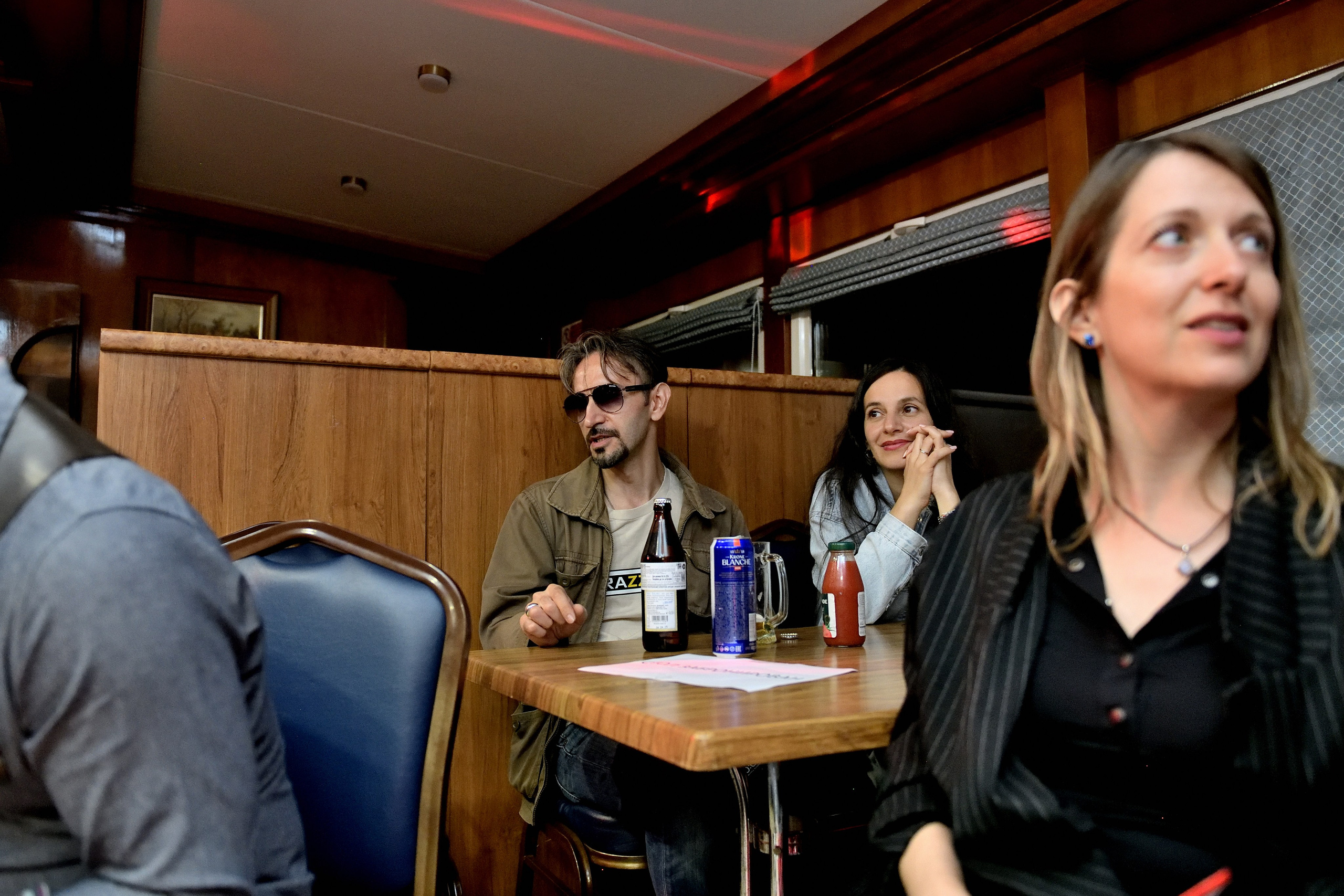 "Слушатели на концерте музыкальной группы на кораблике в Москве".