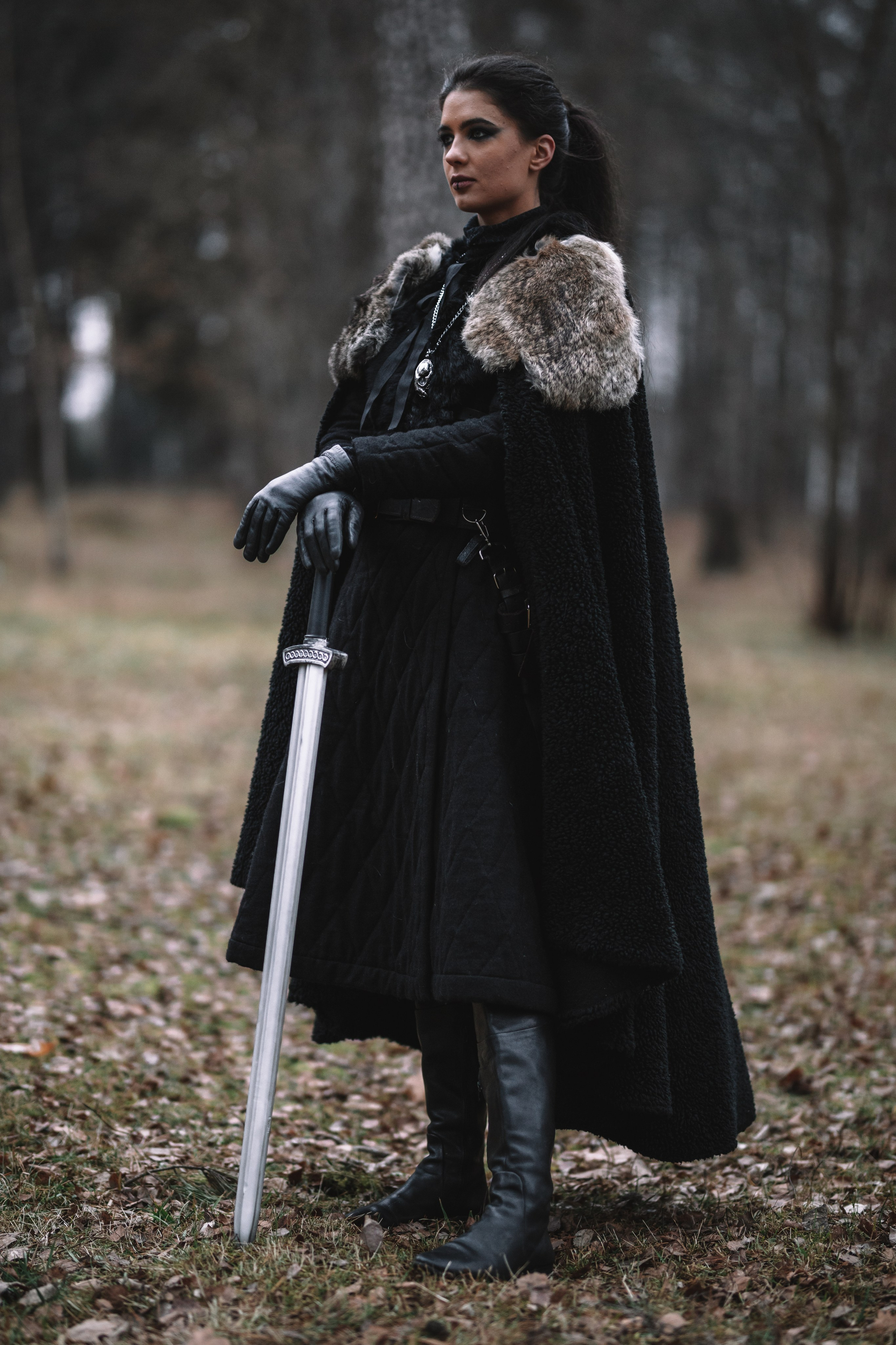 Наташа с фризом в костюме викинга. Фотосессии с лошадьми