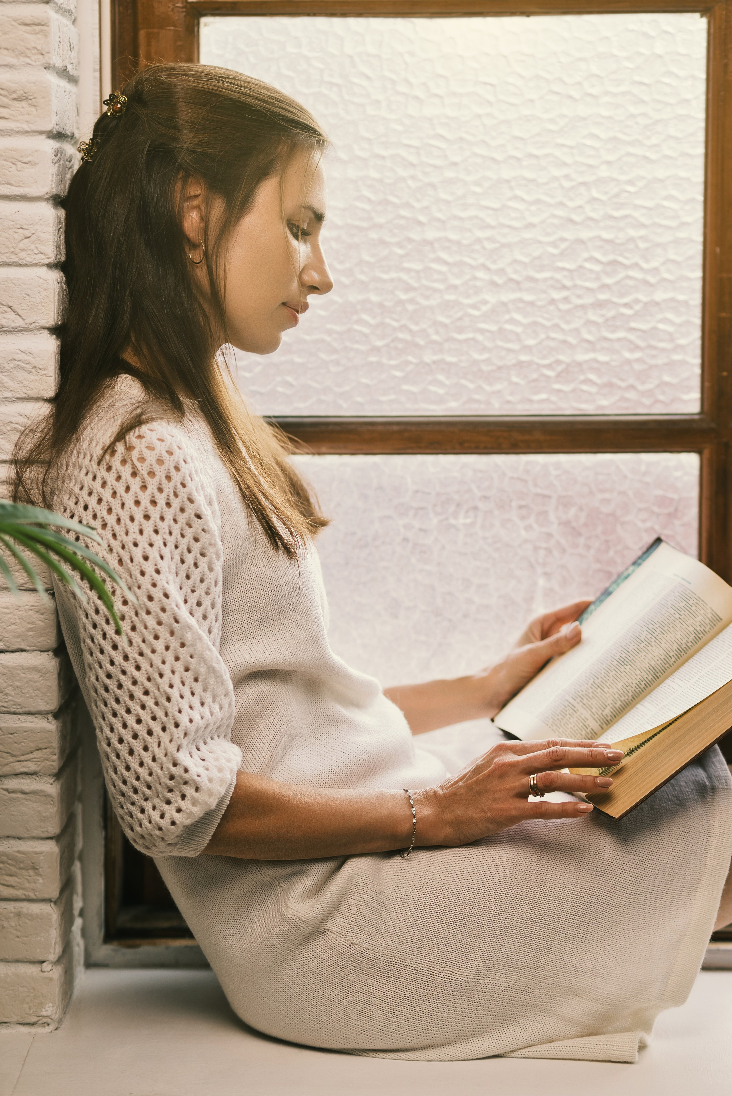 У окна. Фотограф Денис Кривопусков