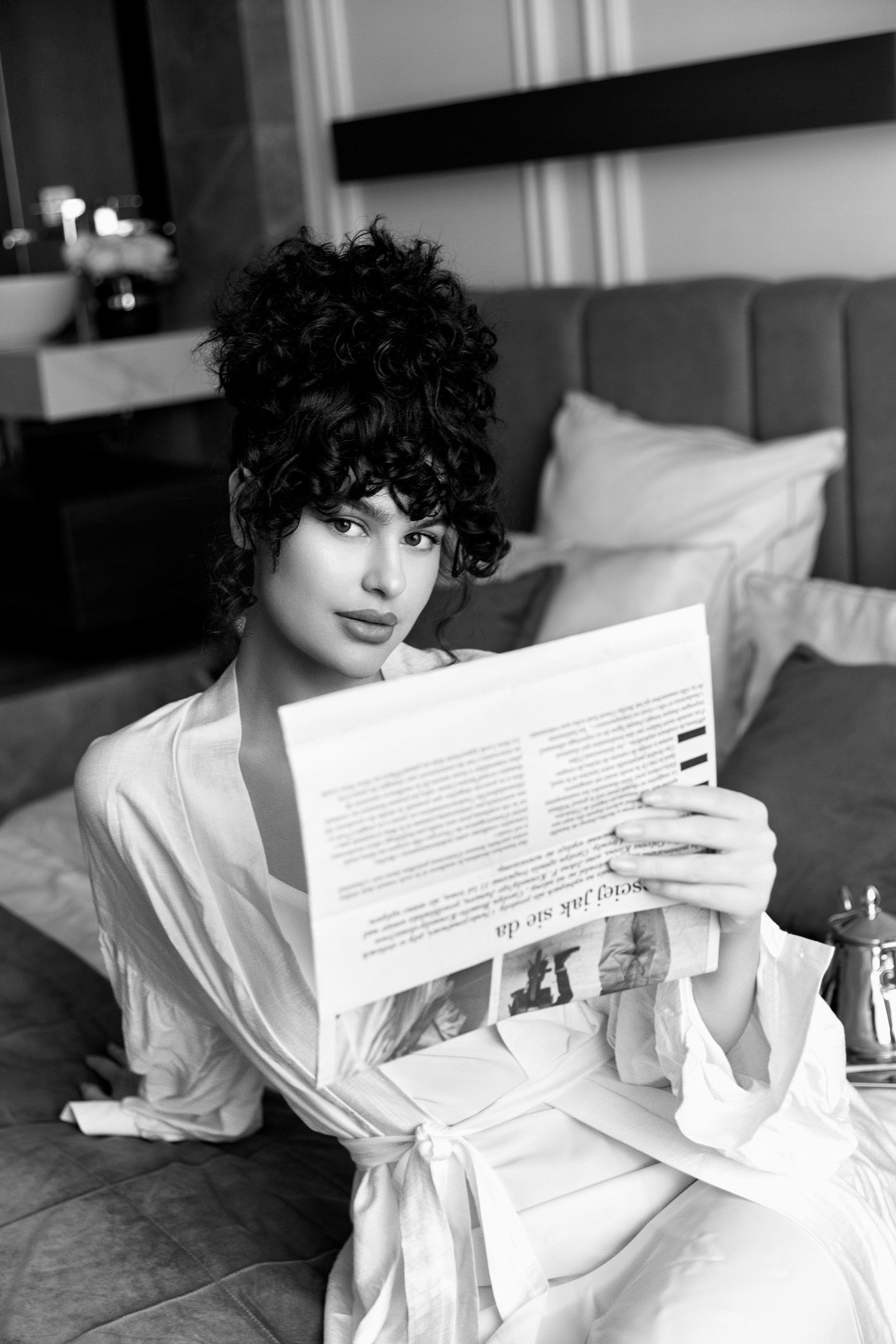 Портрет невесты с газетой в Казани. Свадебный фотограф Елена Орешина