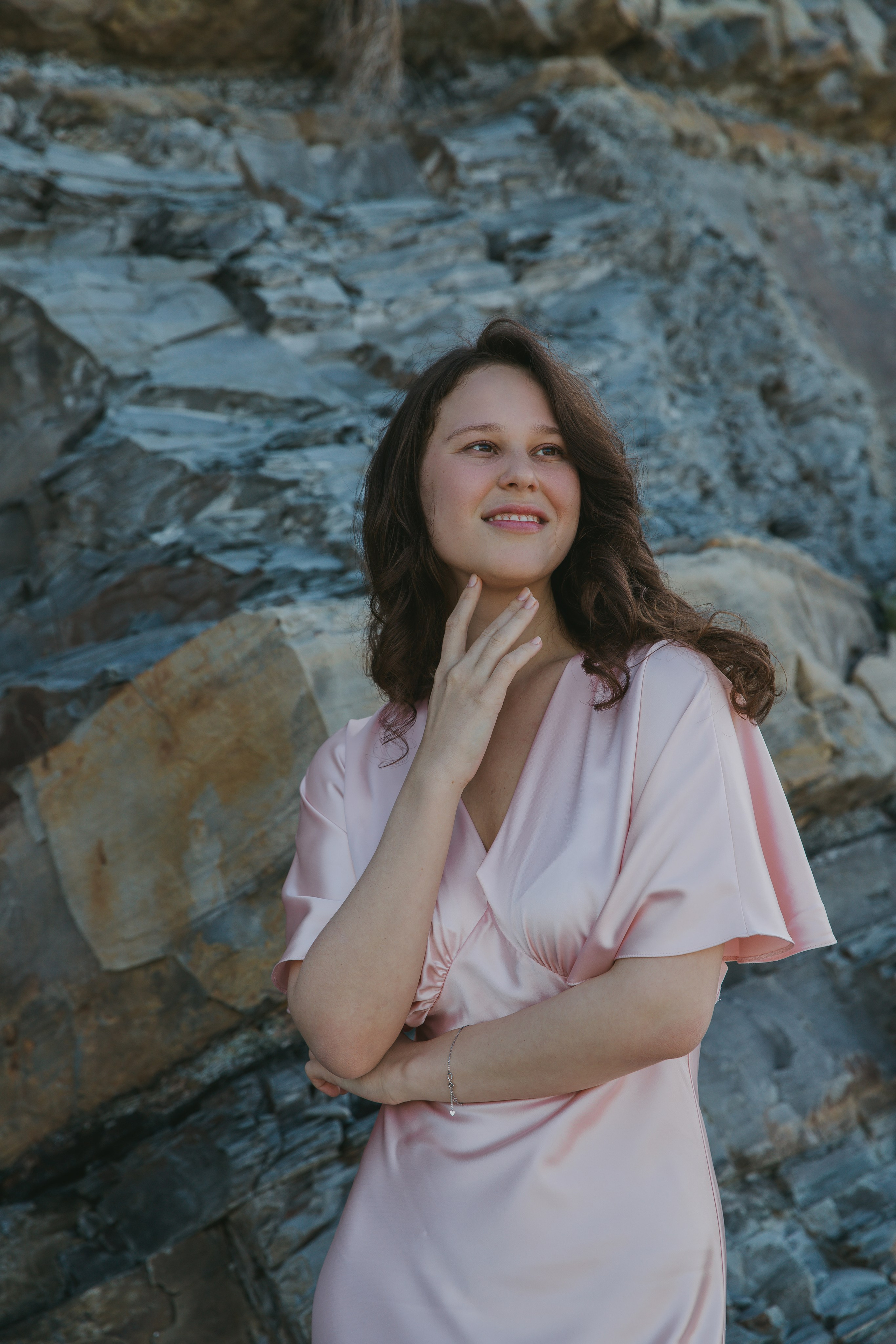 На галечном пляже