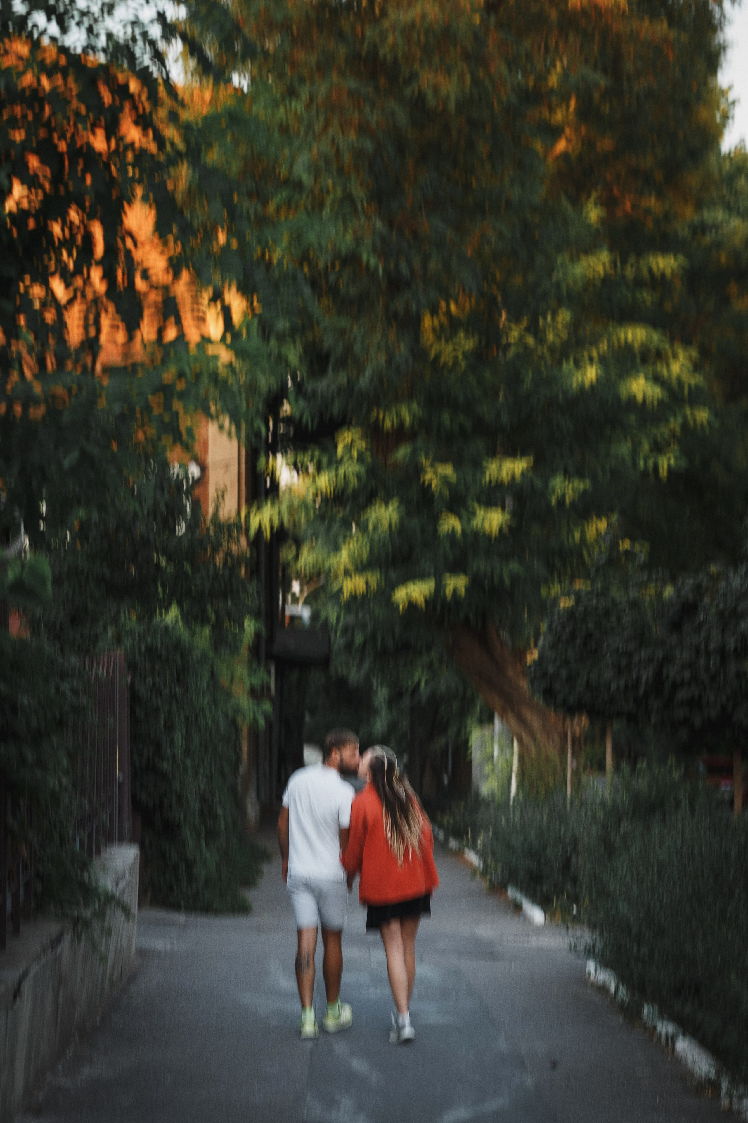 Фотосессия на Октябрьской площади Таганрога: История любви Глеба и Ани в центре города. Свадебный и семейный фотограф в Таганроге Бакарюк Антон