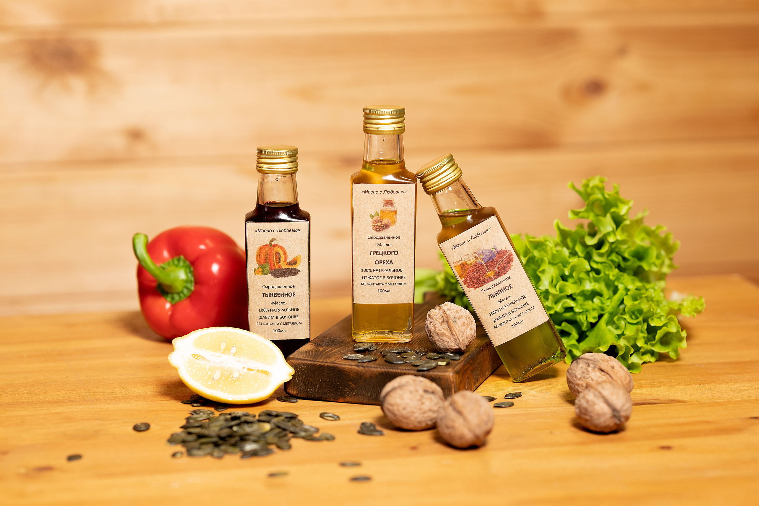  каталожная съемка, рекламное фото,фудфото  , масло сыродавленное на черном зеркальном фоне