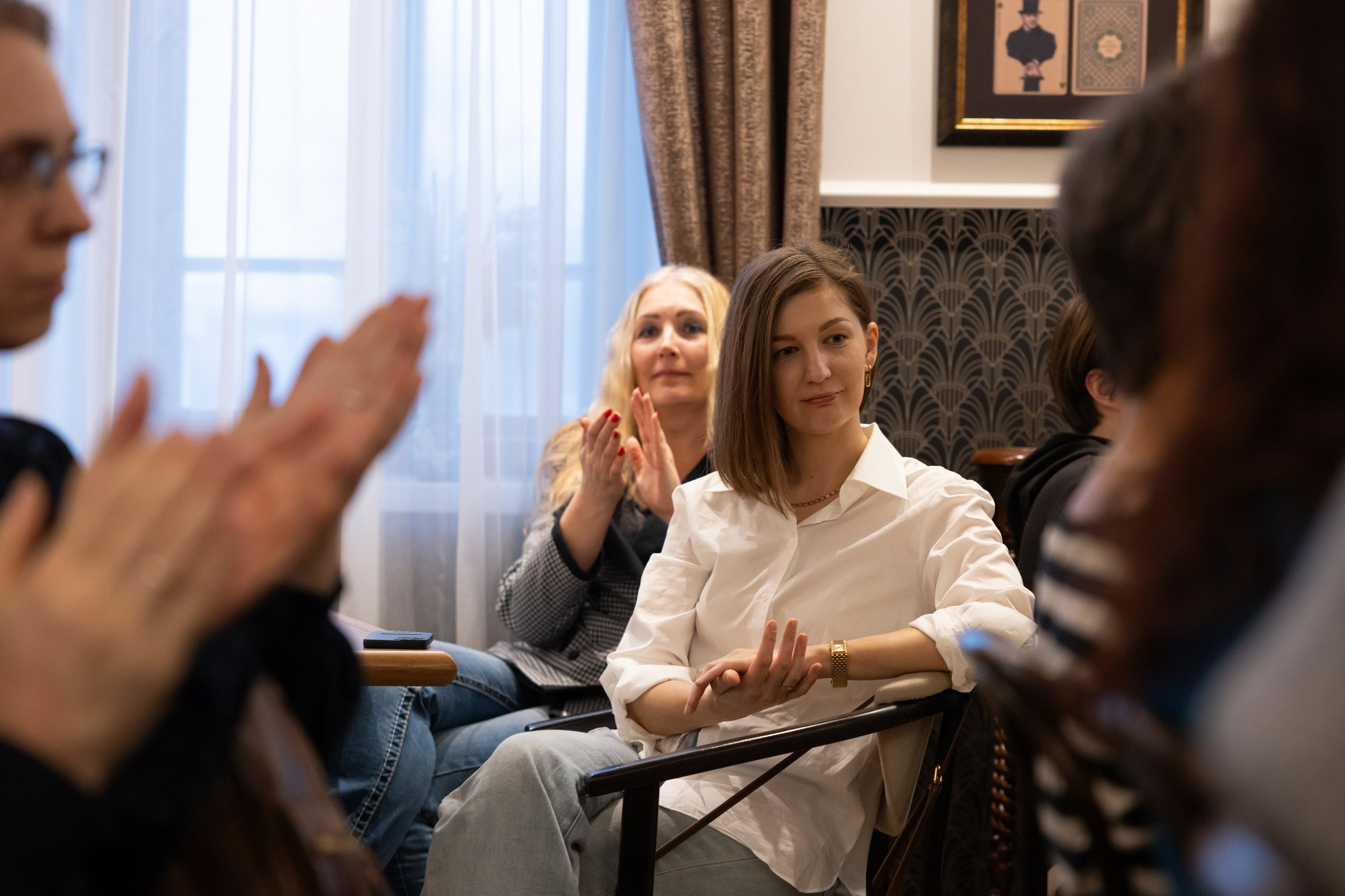 Авторский вечер Дениса Бычихина «Сумма на фоне сумм» в литературном кафе «Стива» (13 марта 2025). Репортажный фотограф Алексей Пирязев