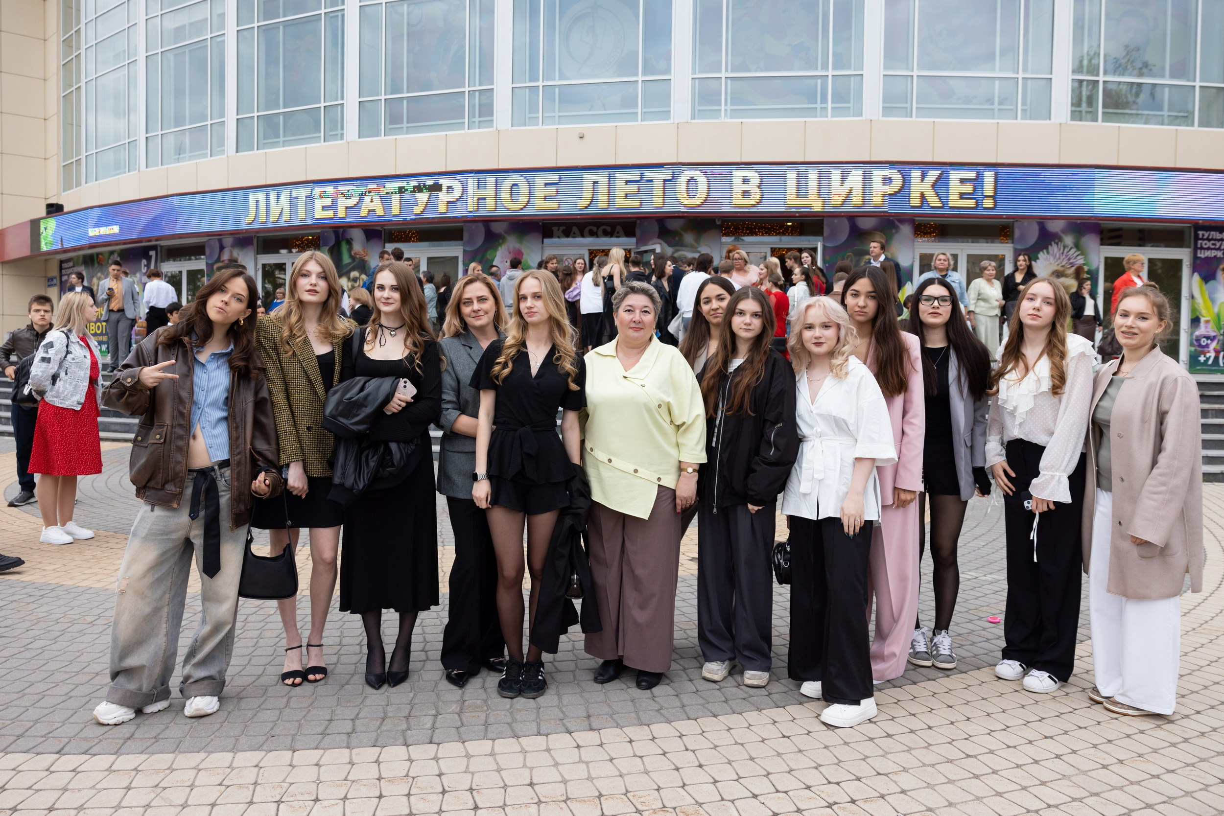 Городской бал выпускников (24 июня 2025). Репортажный фотограф Алексей Пирязев