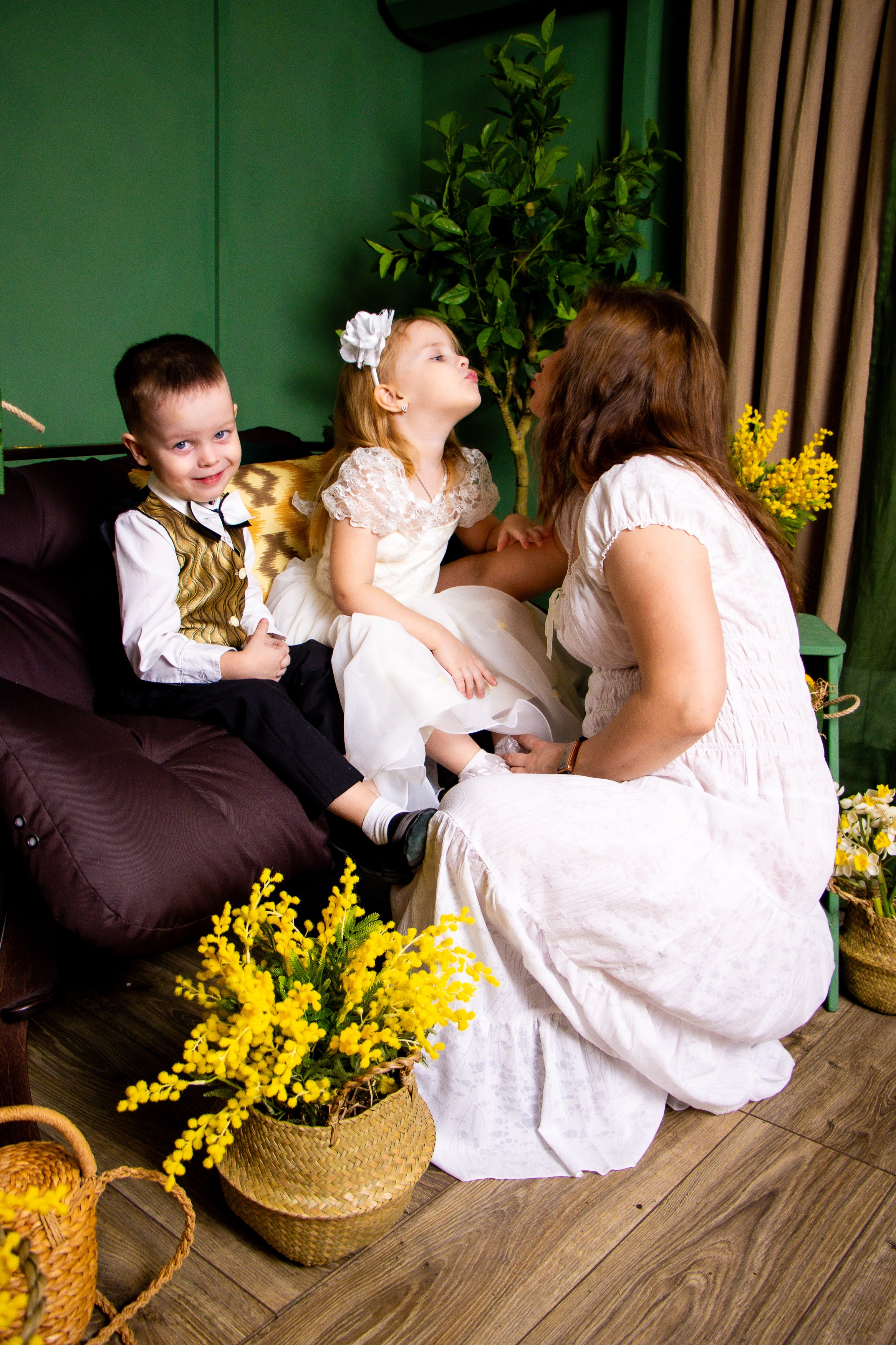 Семейная съемка с мимозой. Фотограф Татьяна Матрос