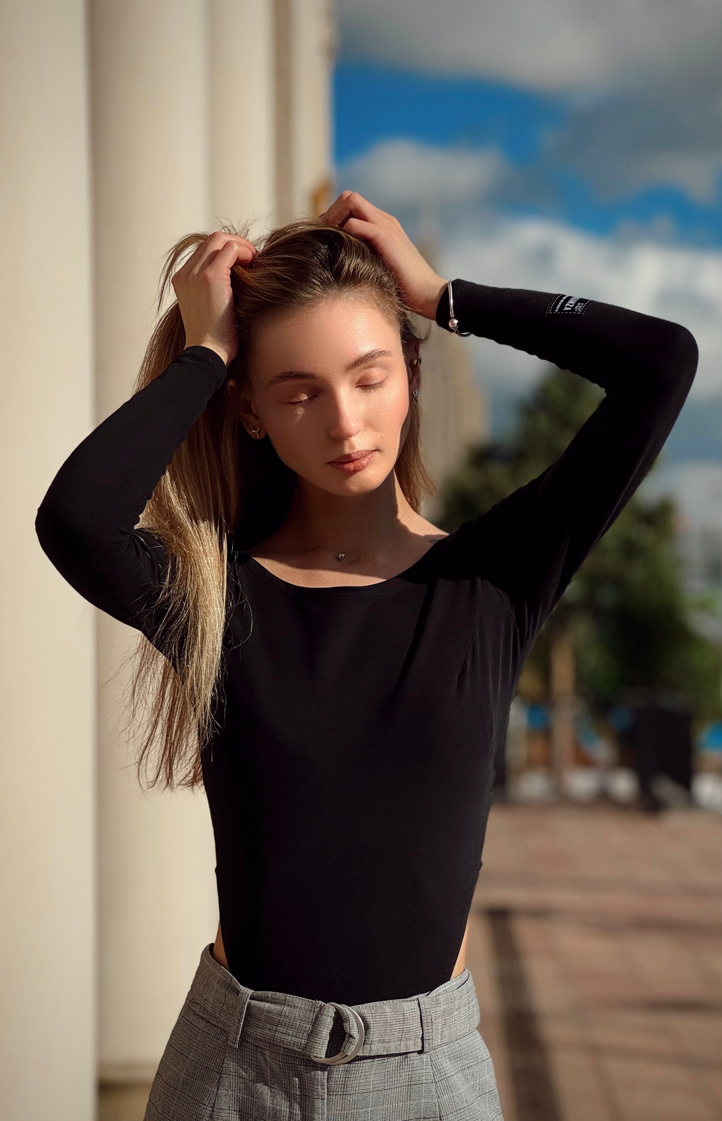 Среди колонн. Фотограф видеограф в Москве и Московской области Саша Секрет