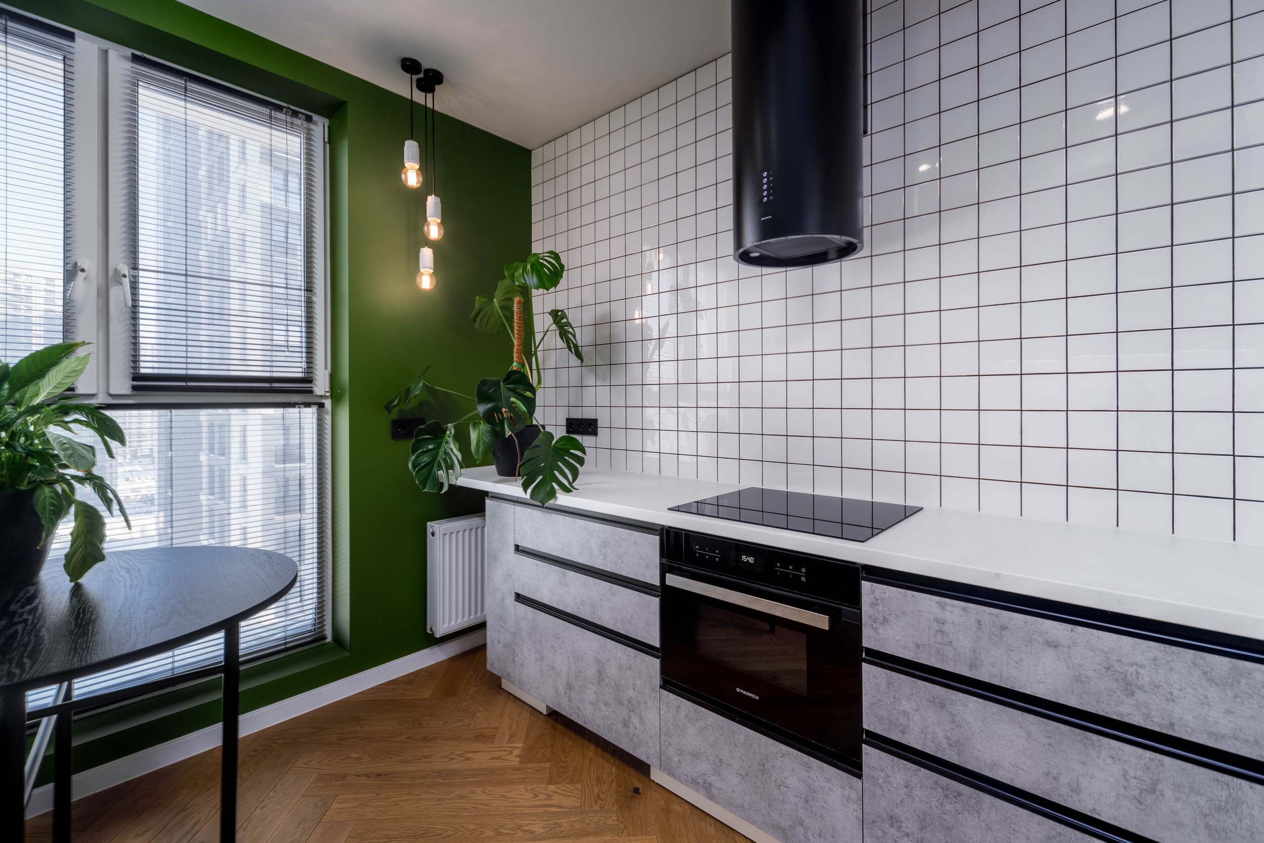 Зона приготовления пищи в кухне двухкомнатной квартиры