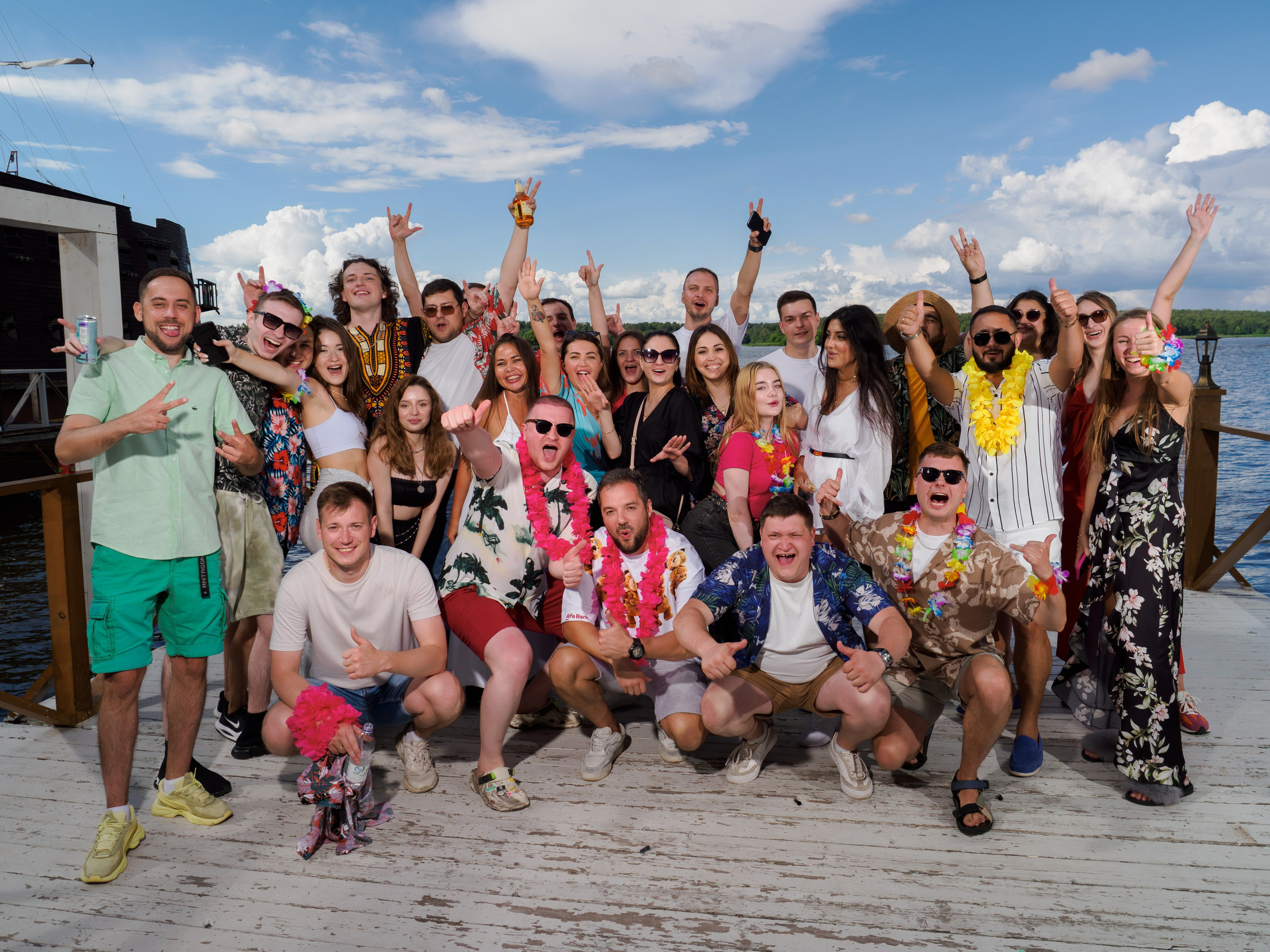 Групповая фотография корпоратива в гавайском стиле на природе в Москве