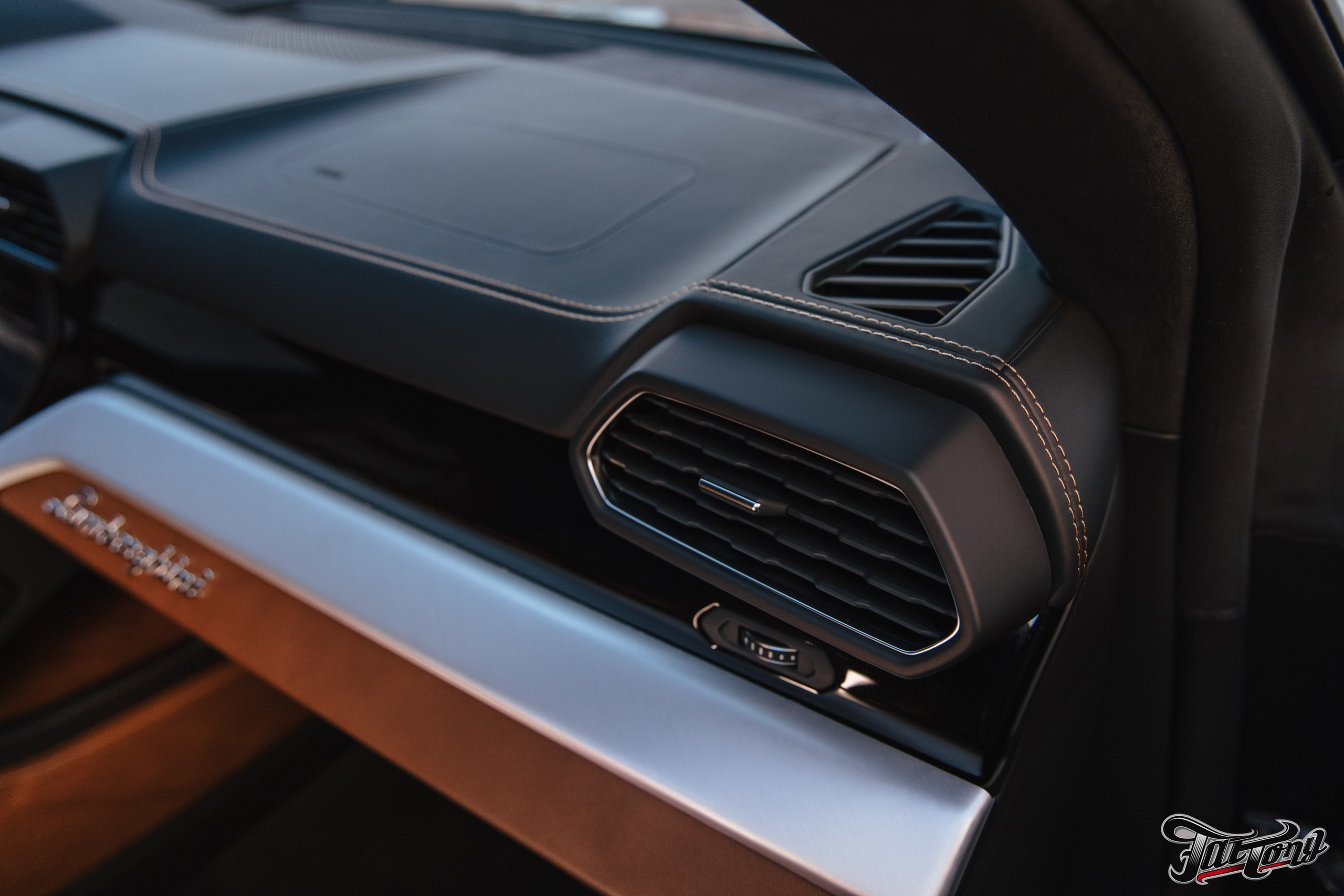 Lamborghini Urus перешив поврежденных элементов салона, окрас капота и деталей. DeLorein