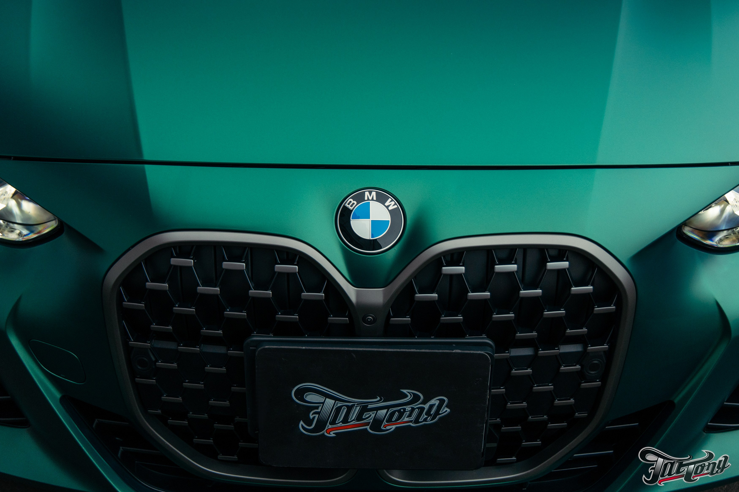 BMW 440i оклейка в цветной полиуретан Wematec matt green chrome с проемами. DeLorein