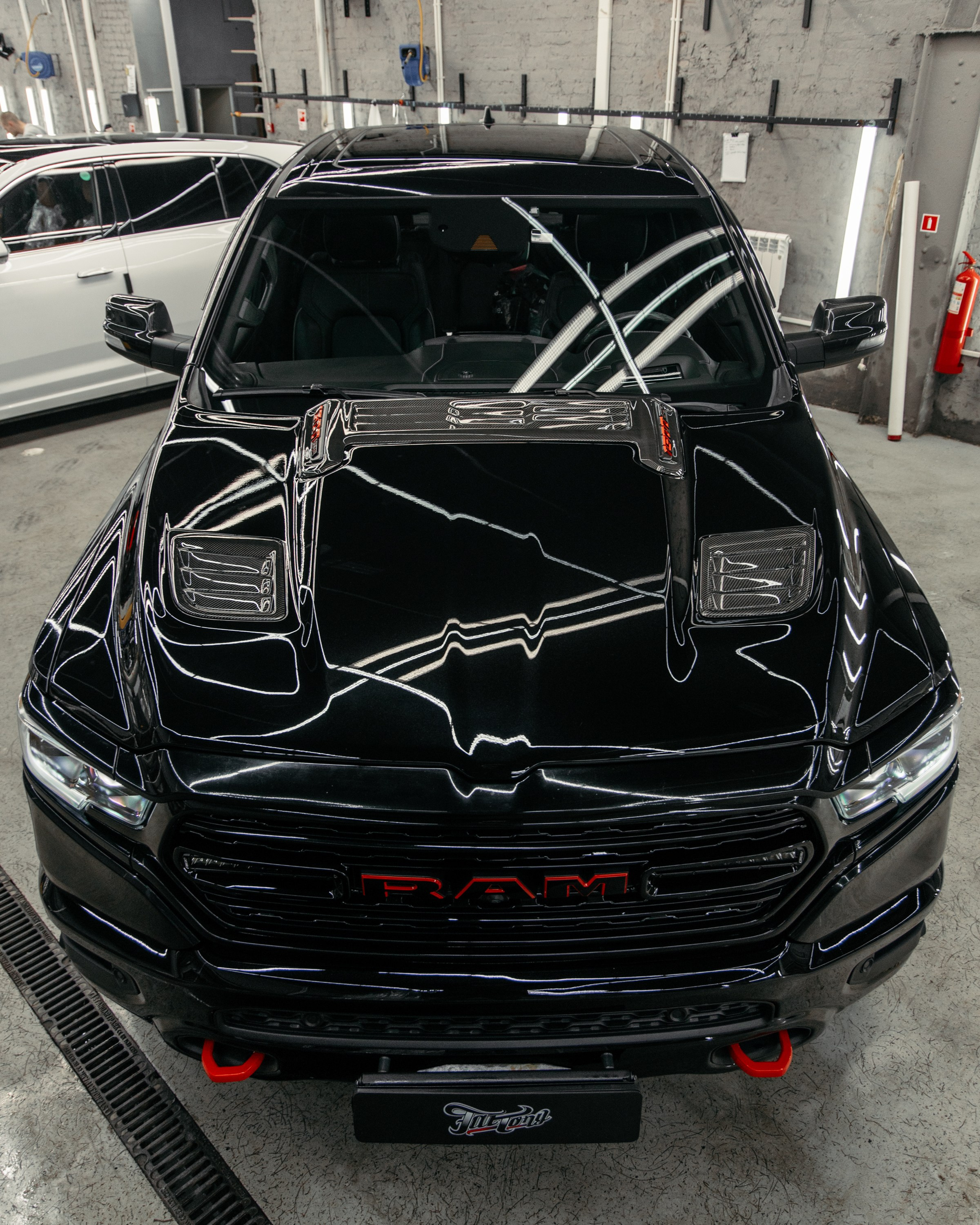 Ram 1500 ламинация карбоном, окрас шильдов, проушин, установка света в решетку. DeLorein