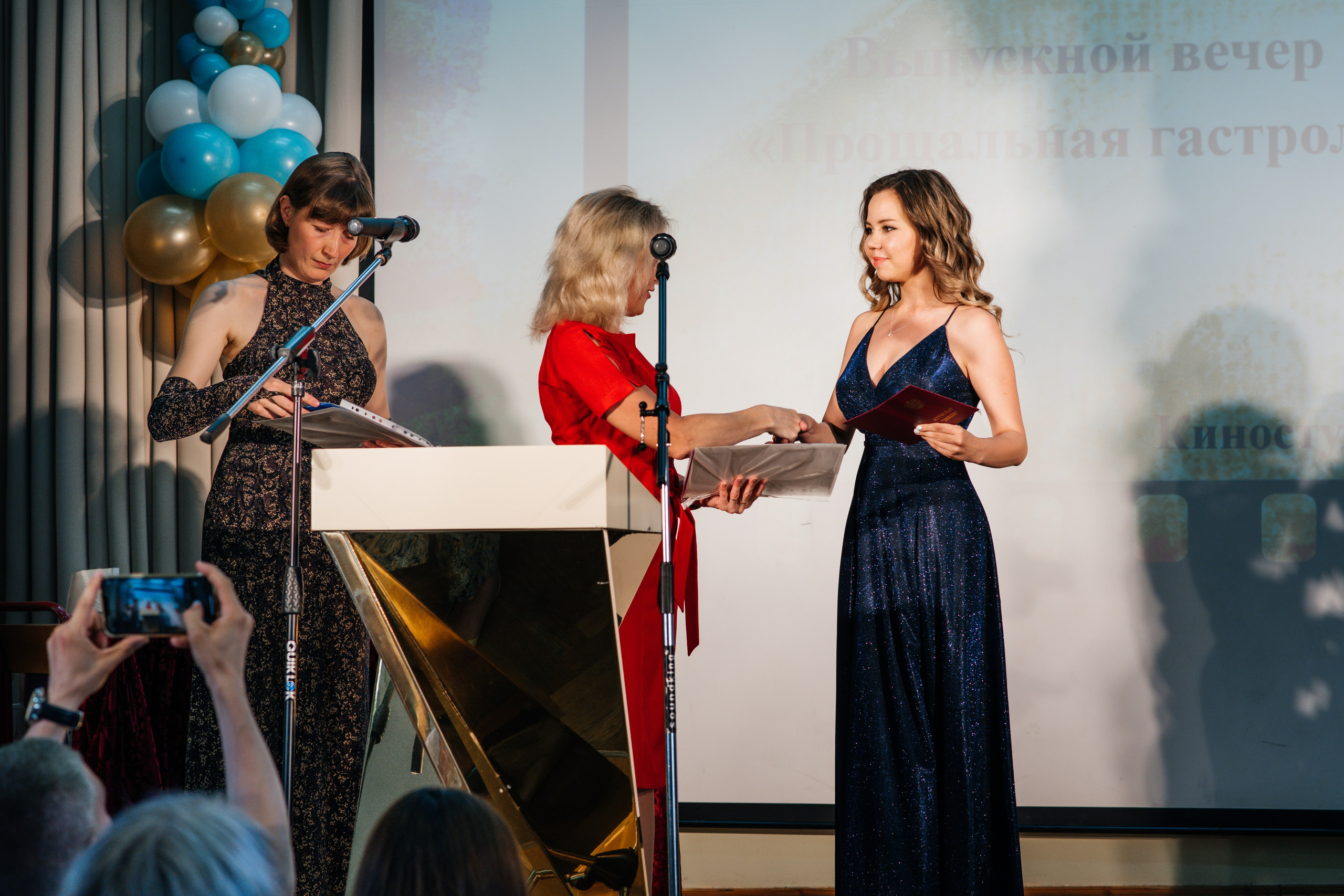 Вручение аттестатов. Выпускные альбомы в Подольске Москве и МО