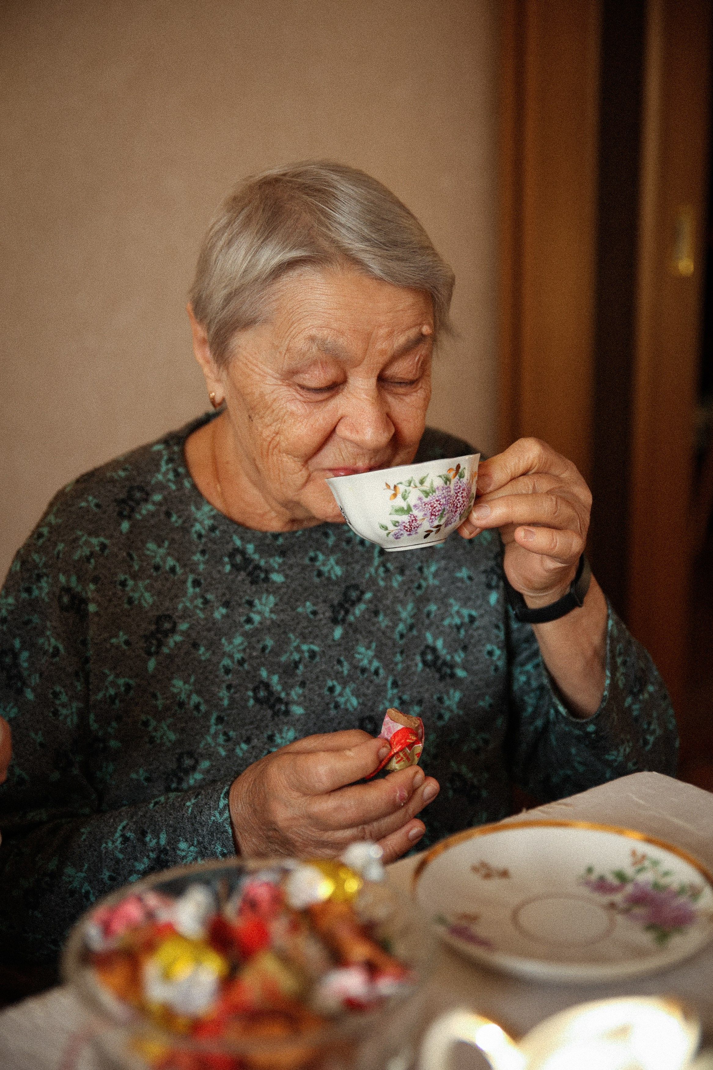 Семейная фотосессия домашняя фотосессия бабушка в гостях у бабушки. Фотограф Владимир Москва