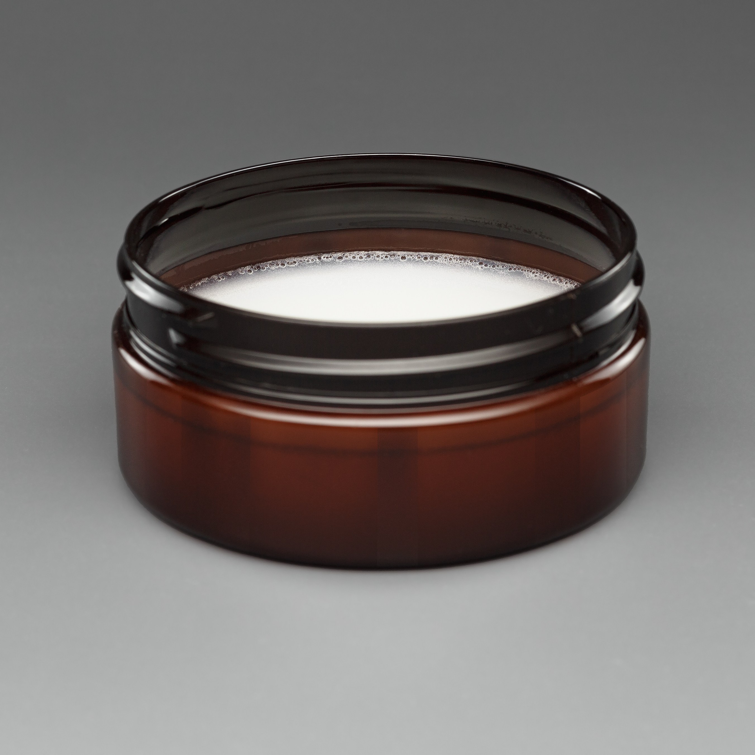 Предметная фотография мыла для бритья на сером фоне