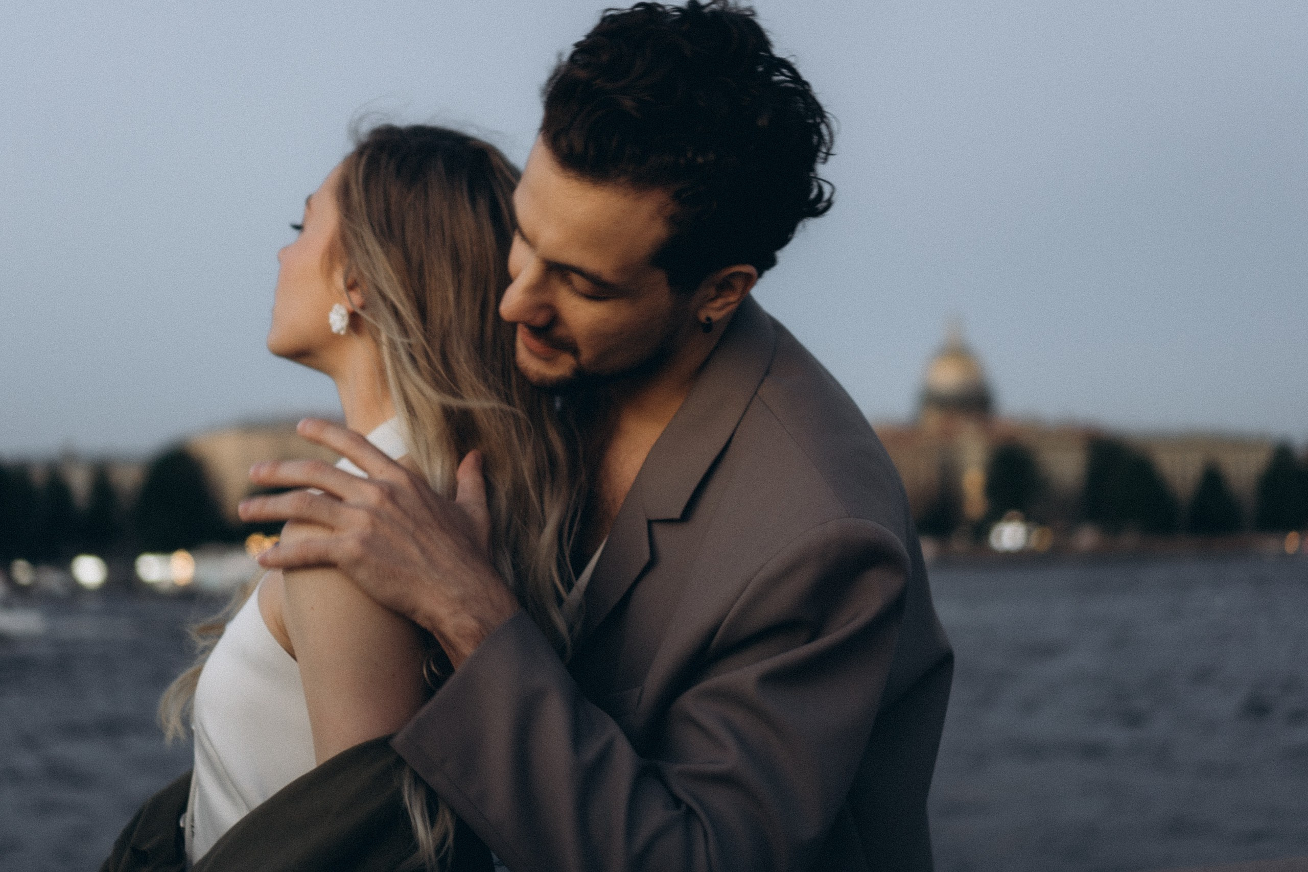 СВАДЕБНАЯ СЬЕМКА ПАРЫ НА РАССВЕТЕ В БЕЛЫЕ НОЧИ И ПРОГУЛКА С РАЗВОДНЫМИ МОСТАМИ И ПИКНИК ВОЗЛЕ ИСАКИЕВСКОГО СОБОРА. Профессиональный фотограф, Санкт-Петербург — Виктория Богомолова