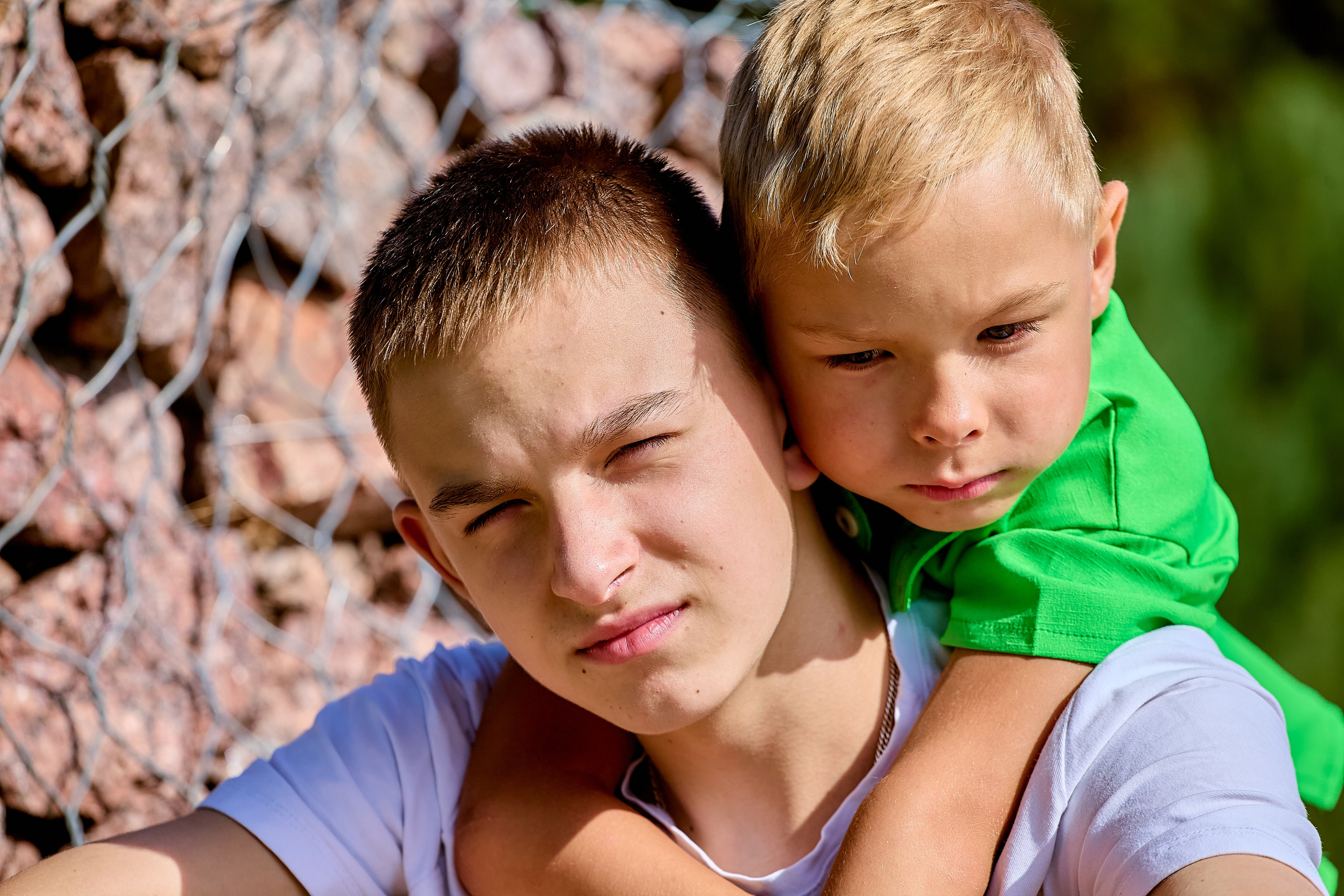 Семейная прогулка летом на озере