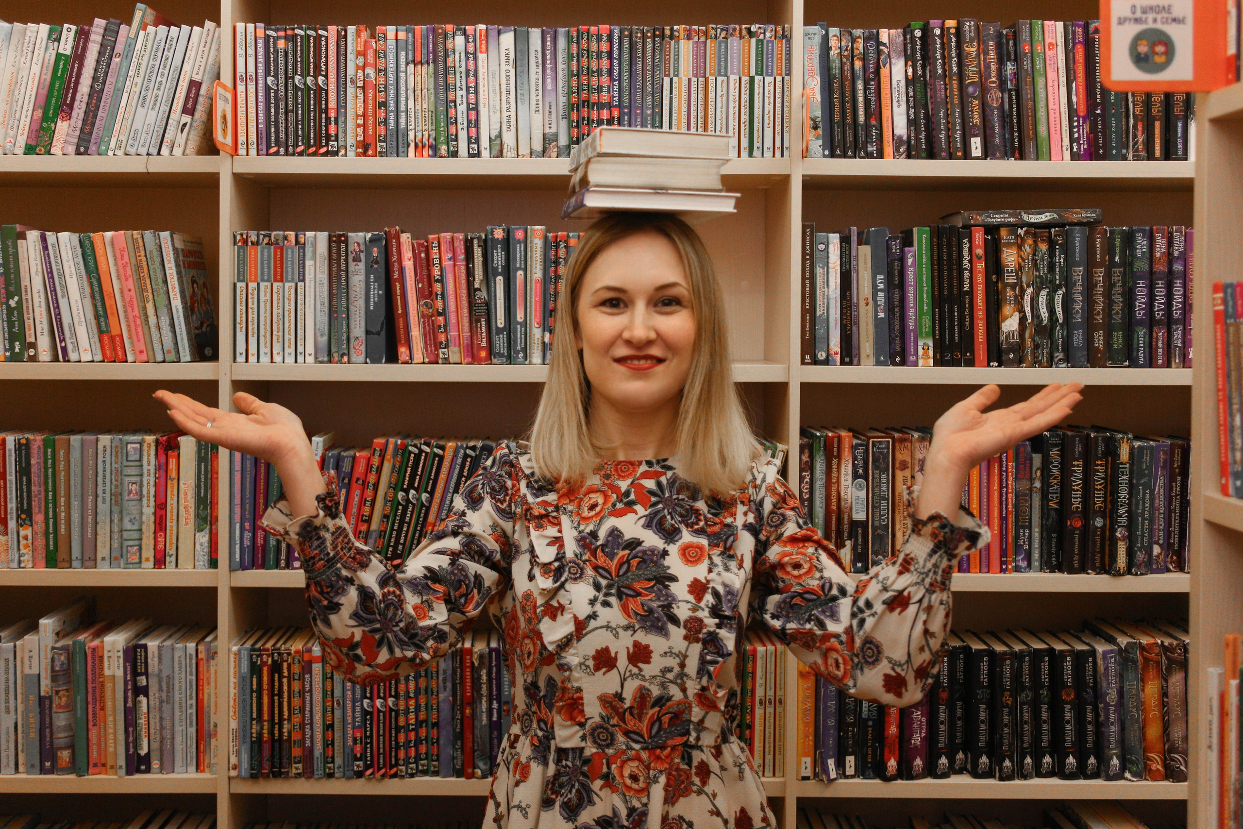 Маша в библиотеке. Фотограф Пермь. Фотосессия в фотостудии Перми и на свежем воздухе