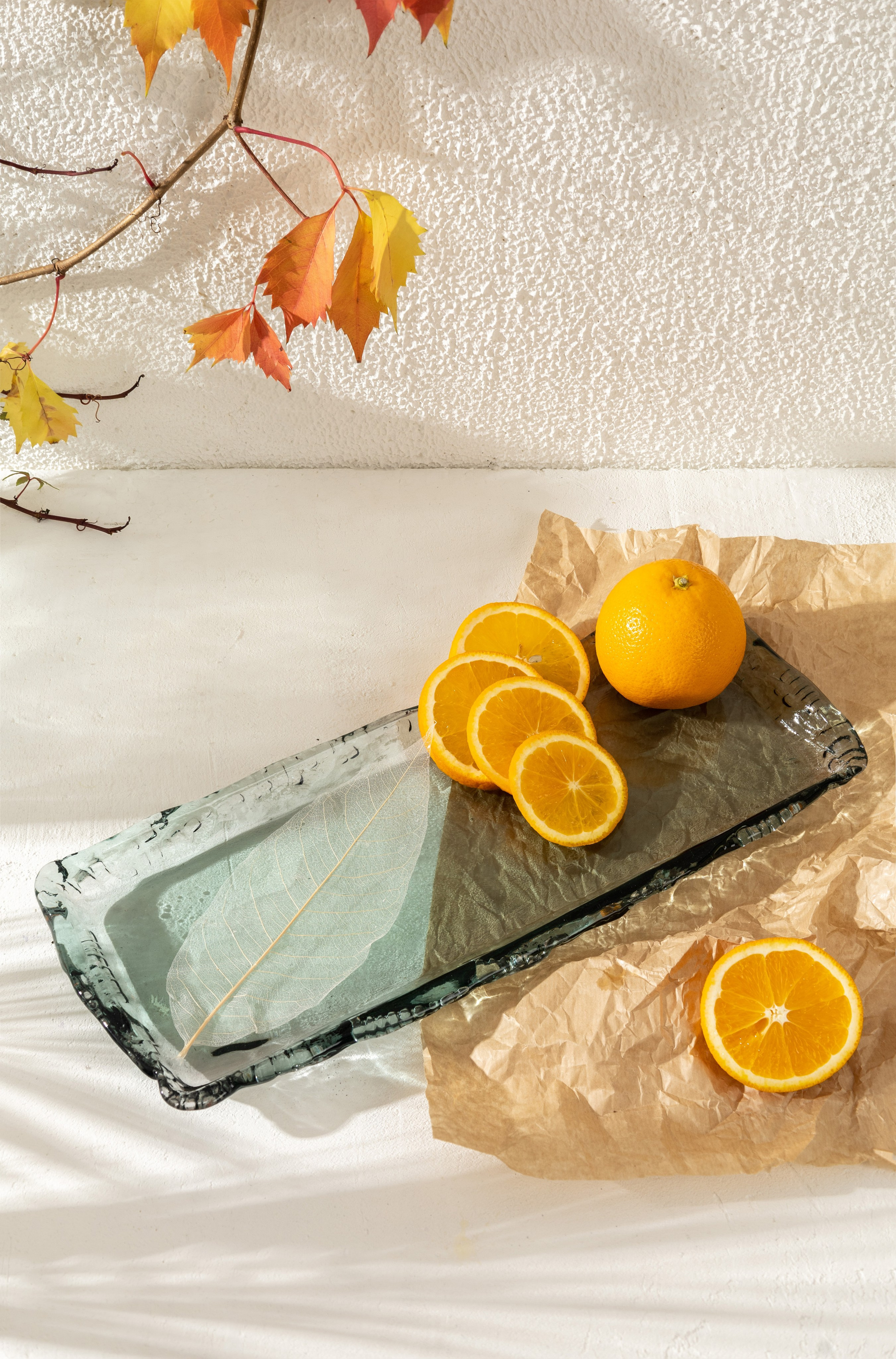 Стеклянная ваза у стены на солнце | Фото для каталога домашнего декора