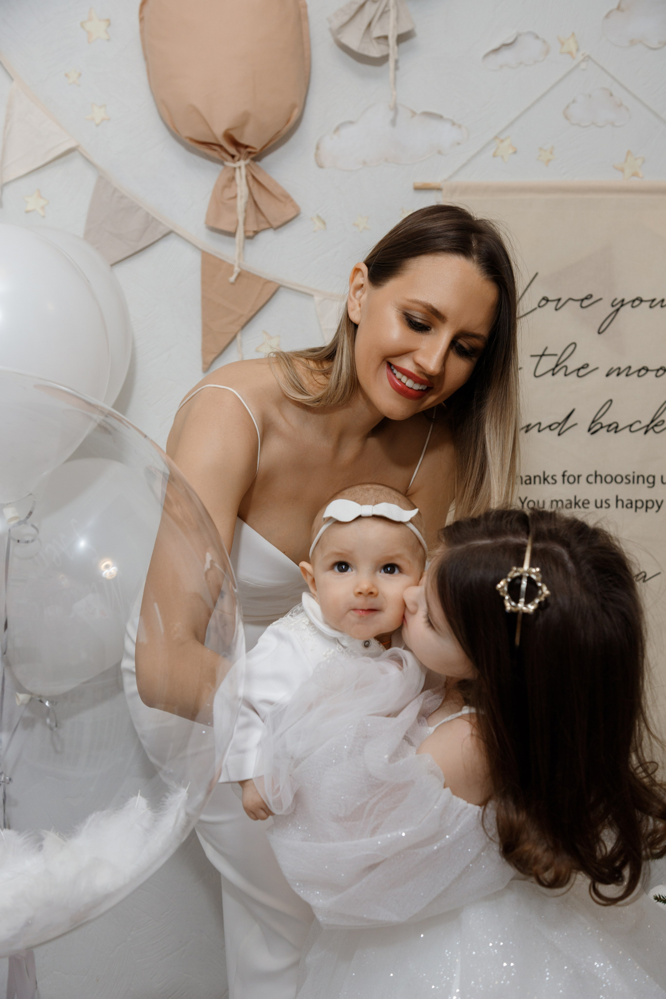 Фотосессия возле фотозоны дома. Фотограф Александра Сыщенко