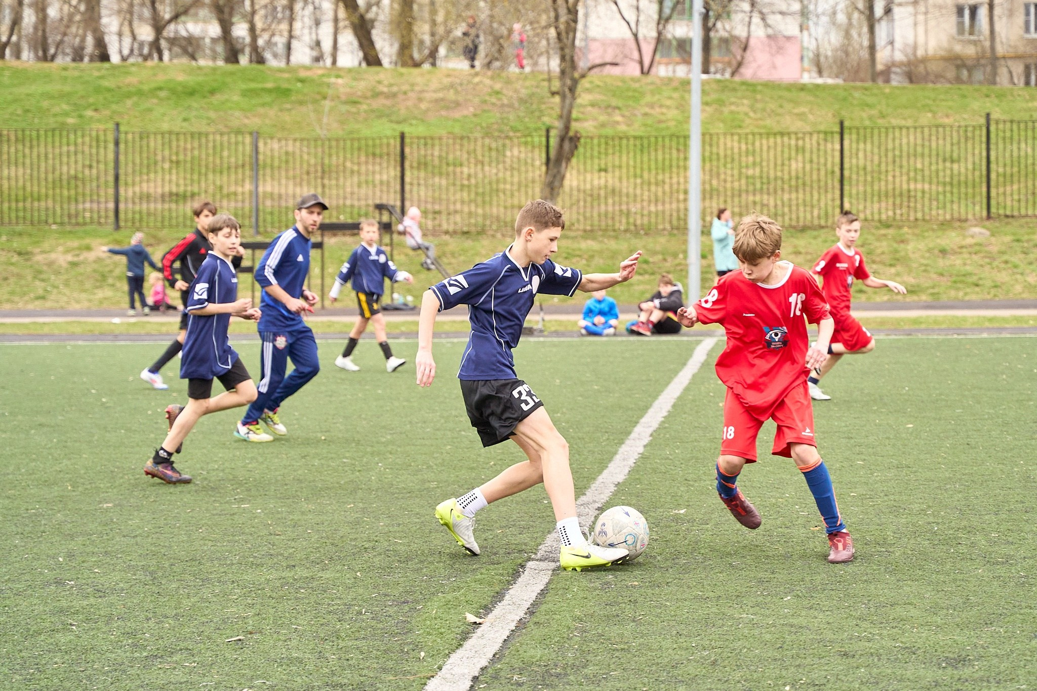 Детский футбол на поле. Главная