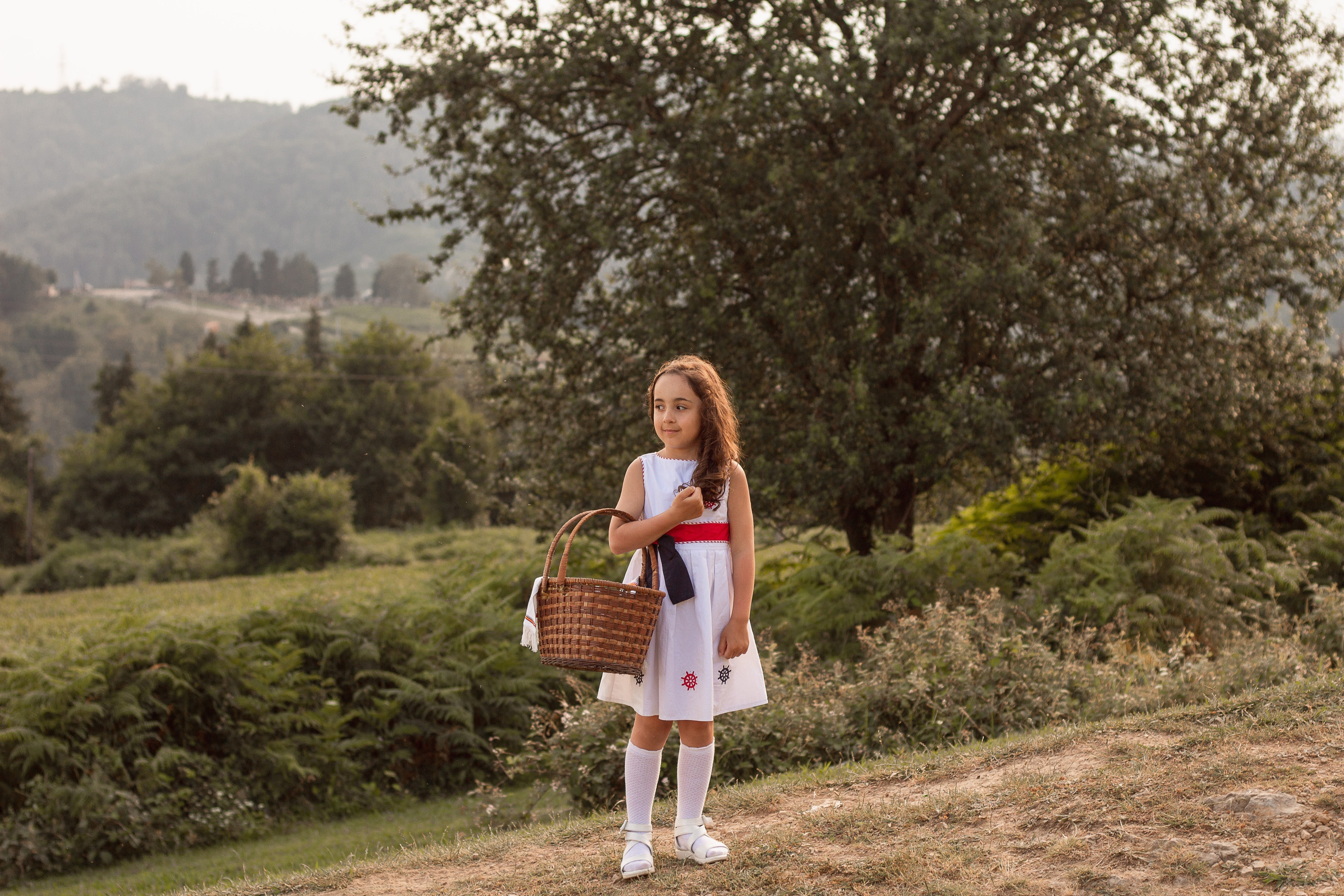 Мама с дочкой встречают закат в горах. Семейный фотограф в Сочи, Лоо, Дагомысе, Вардане Кучумова Олеся