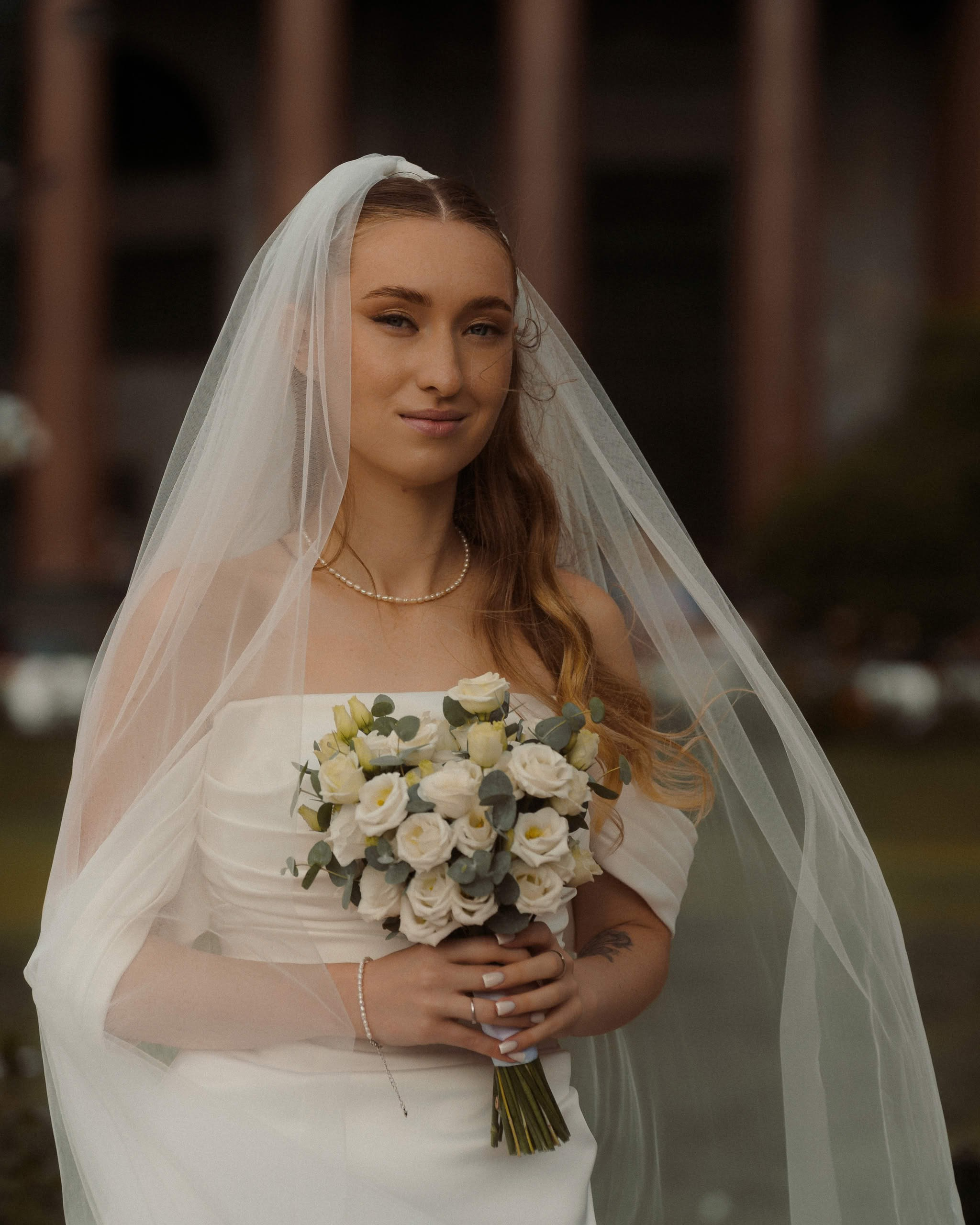 Невеста с букетом у колонн Исаакиевского собора — свадебный портрет