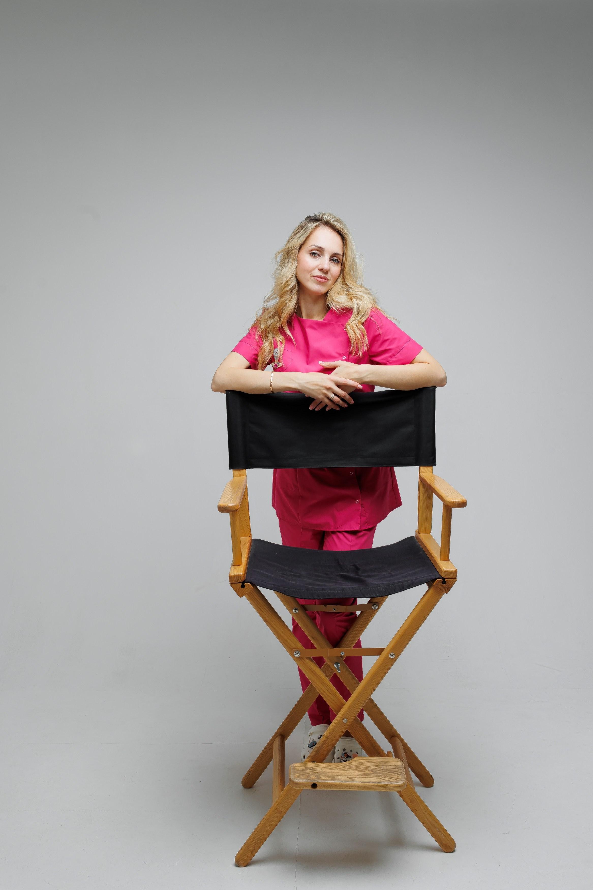 девушка в розовой пижаме стоит у стула