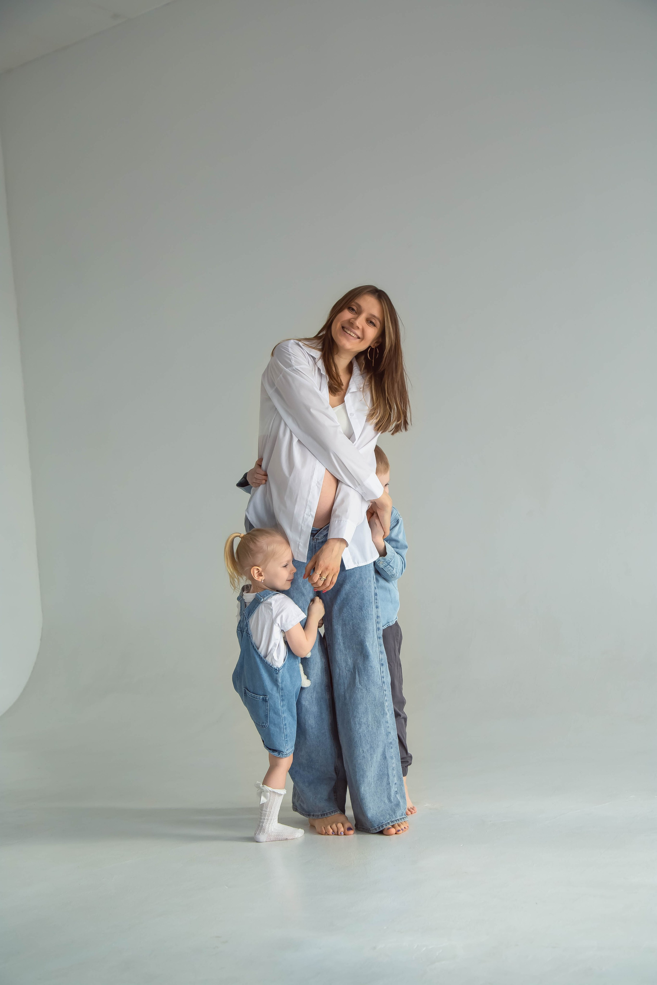 Семейная фотосессия в студии в Москве. Семейный фотограф в Москве Влада Лунина