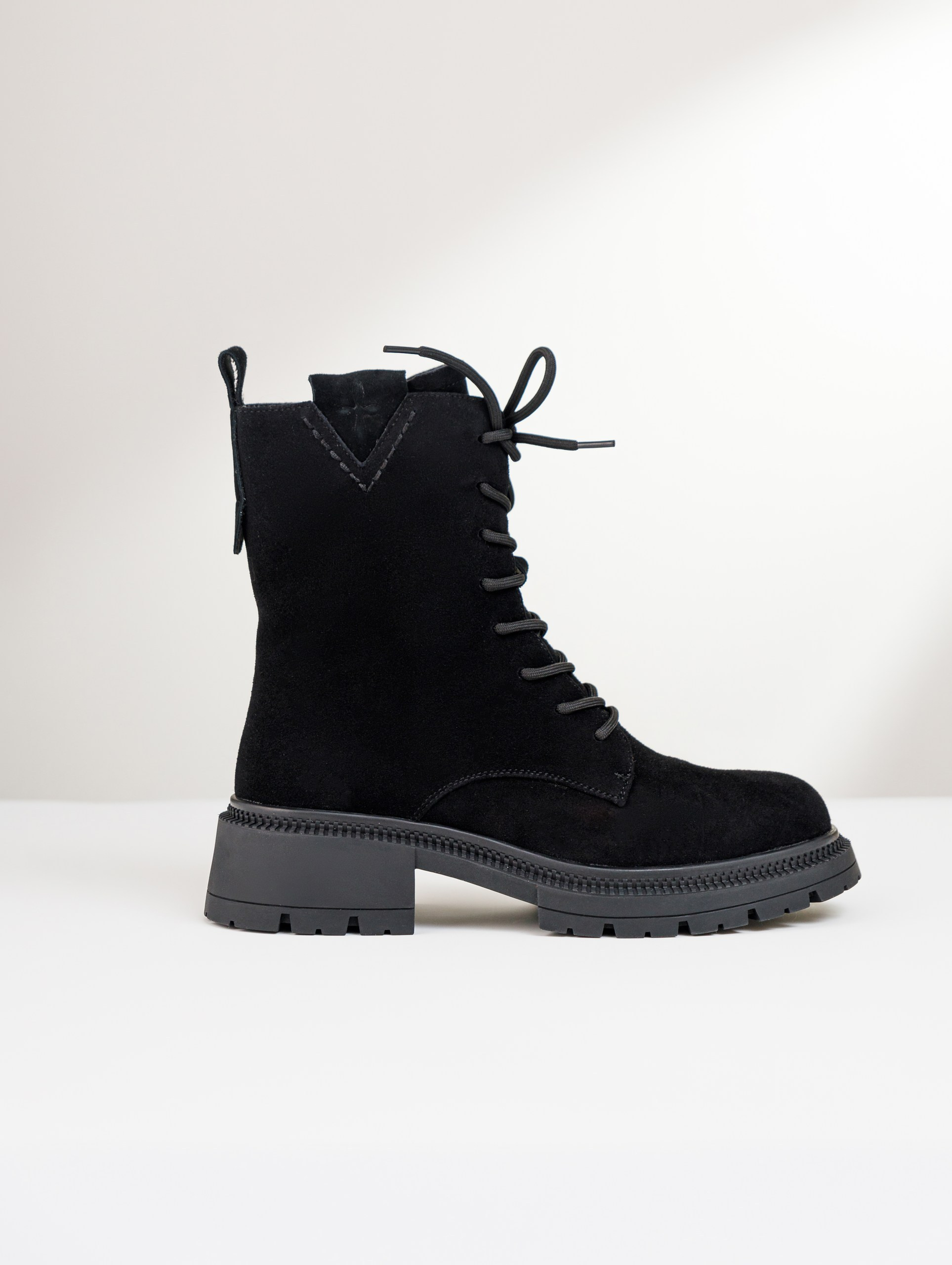 Предметная съемка и продакшн видео обуви для каталога, сайта, маркетплейсов. Студия коммерческой съемки ХВОЯ